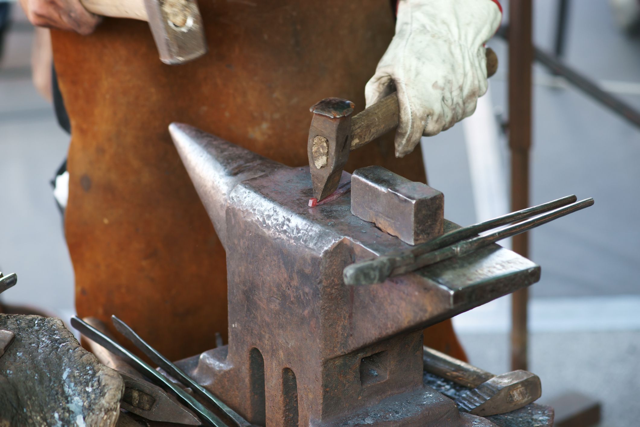 Ein US-Komiker sorgt mit einem absurden Streich für Aufsehen: Er bestellt immer wieder 50-Kilo-Ambosse bei Amazon – und schickt sie direkt zurück. (Symbolbild)