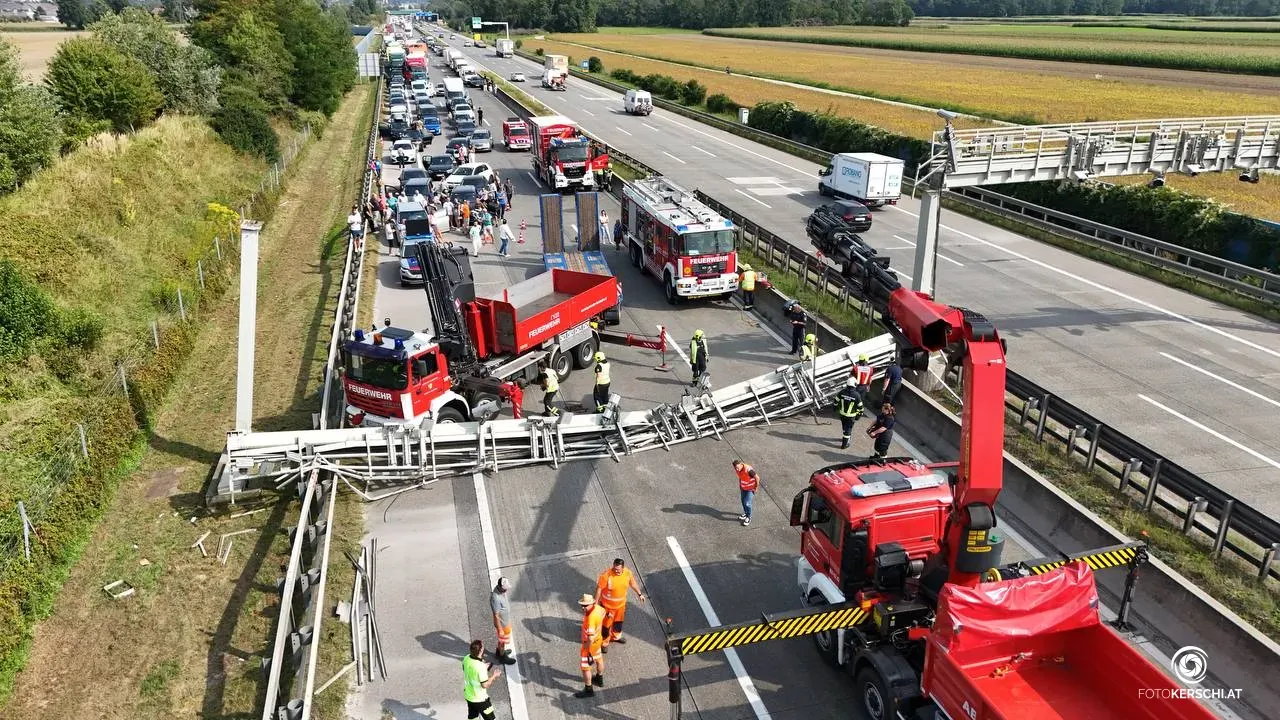Der Lkw krachte mit ausgefahrenem Kran gegen den Überkopfträger.