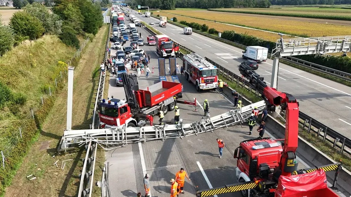 Heute.at - Spektakulärer Crash – Kontrollsystem donnert auf A1