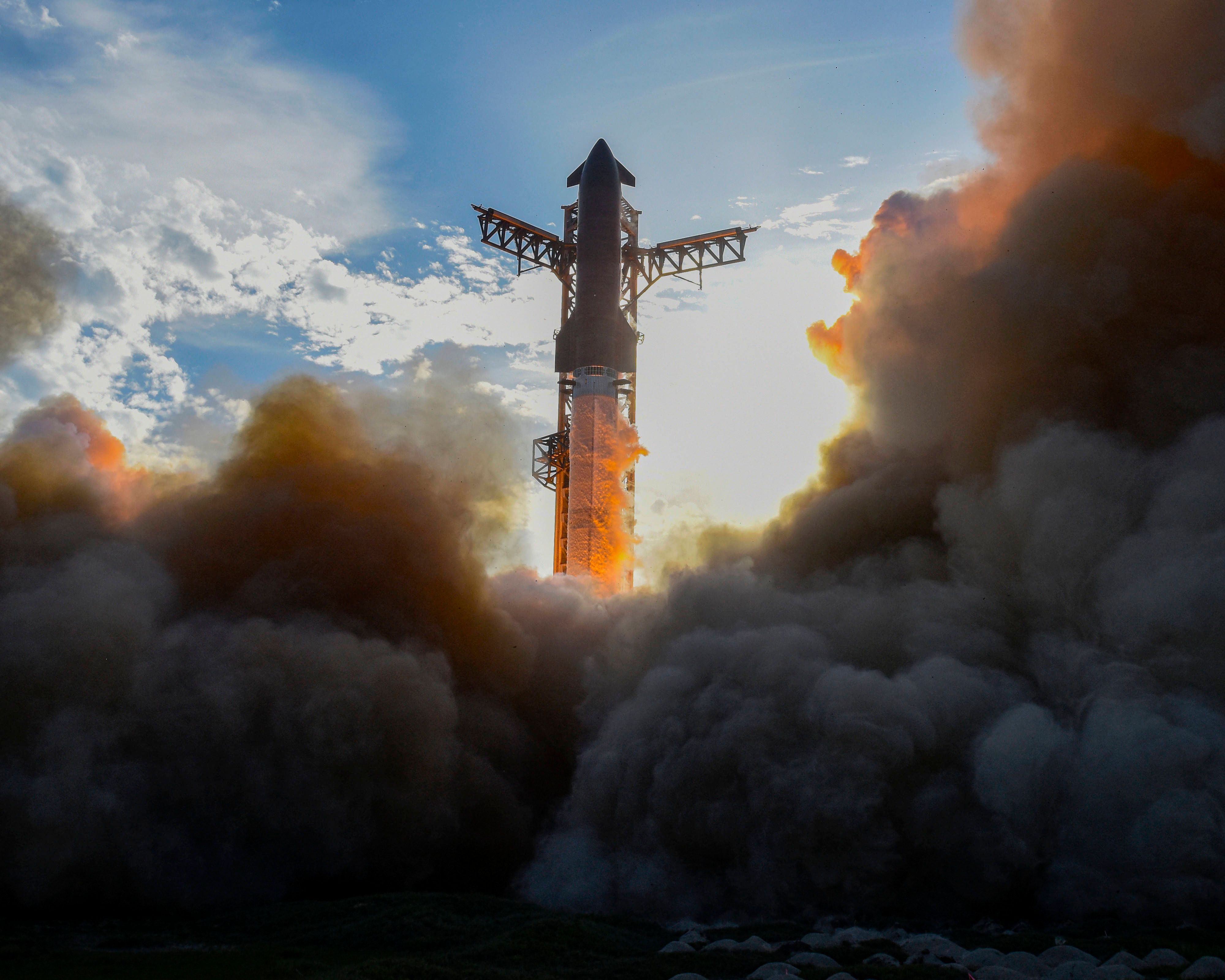 Starship beim Start zum zehnten Testflug am 26. August 2025.