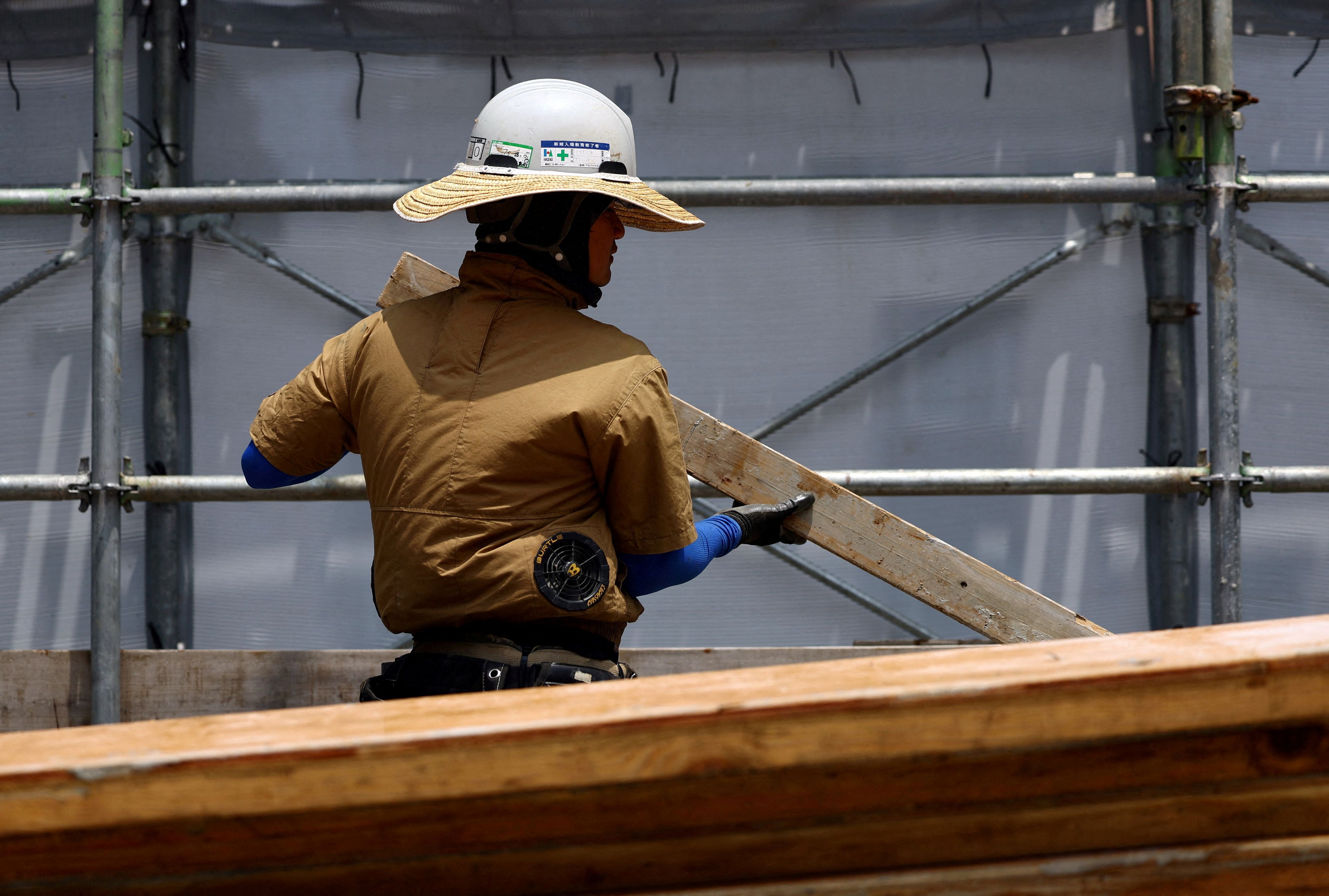 Arbeiter im Außeneinsatz tragen in Japan bereits verbreitet elektrisch belüftete Jacken gegen die Hitze.