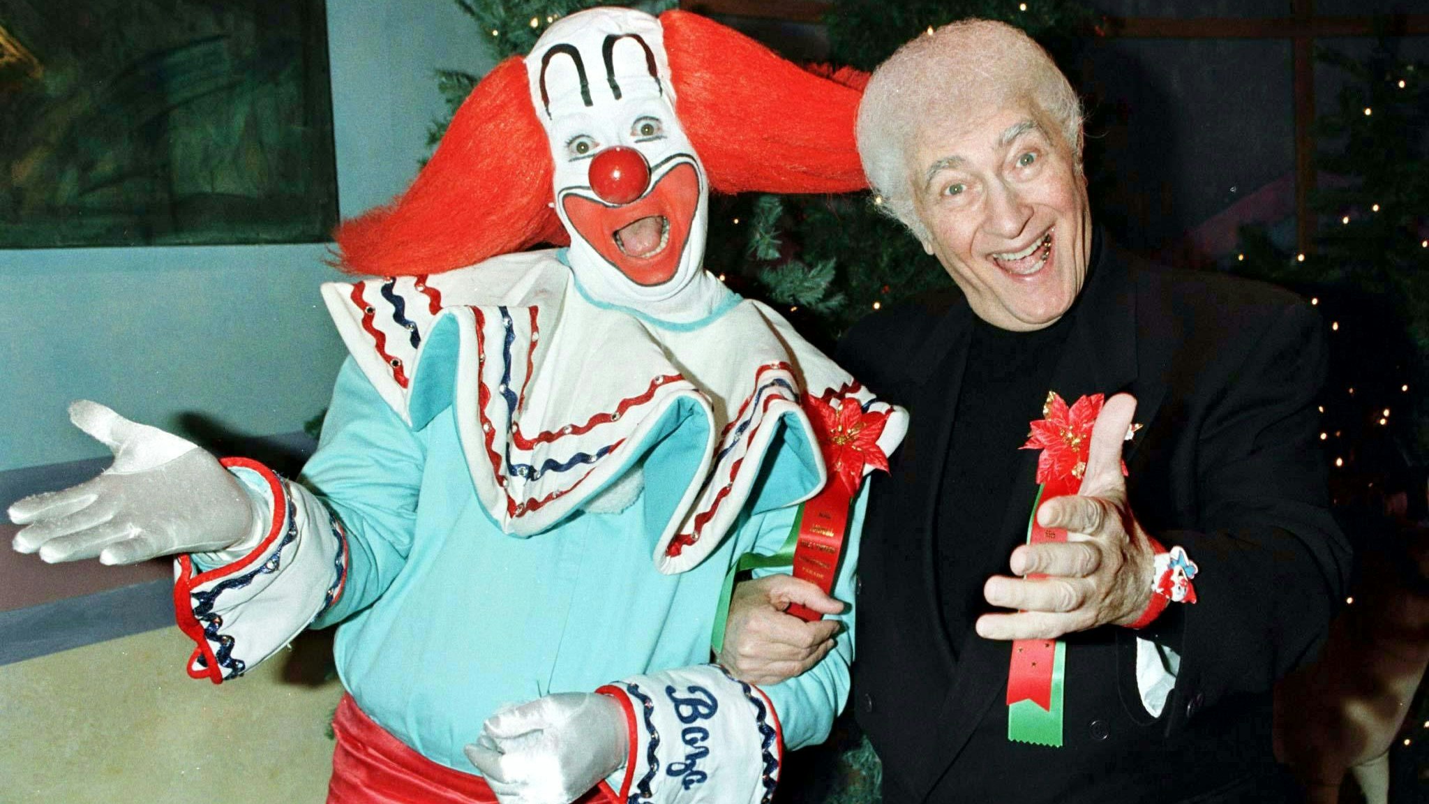 Larry Harmon (rechts), der Schöpfer und erste "Bozo der Clown", posiert bei einer VIP-Party der Hollywood Christmas Parade mit "Bozo", einem der über 200 Clowns, die er für die Rolle ausgebildet hat.