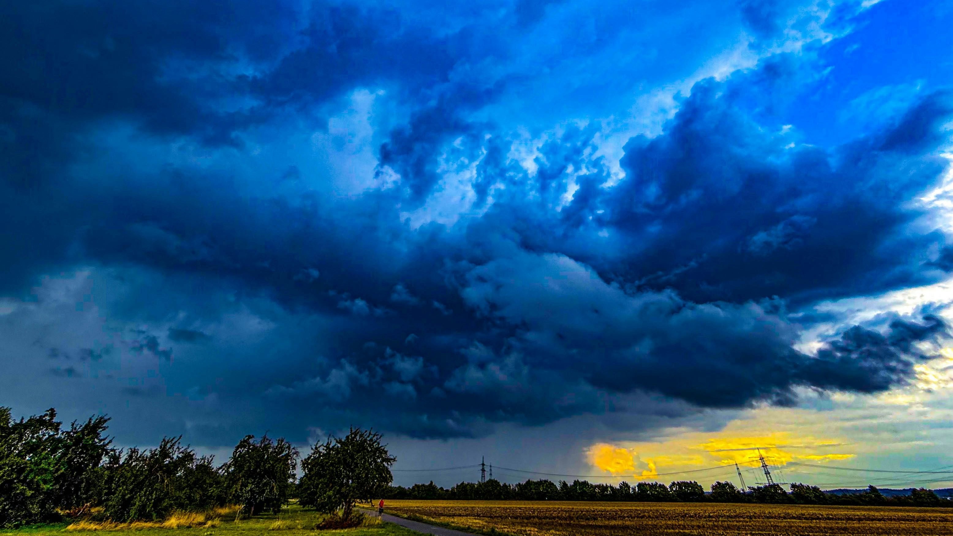 Heute.at - Schwere Gewitter ziehen jetzt direkt über Österreich