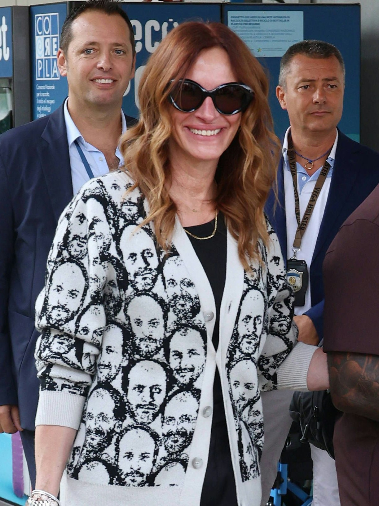 Schauspielerin Julia Roberts setzt auf den Sonnenbrillen-Look. Anhand ihres strahlenden Lächelns kann man die "Pretty Woman"-Darstellerin aber immer erkennen.