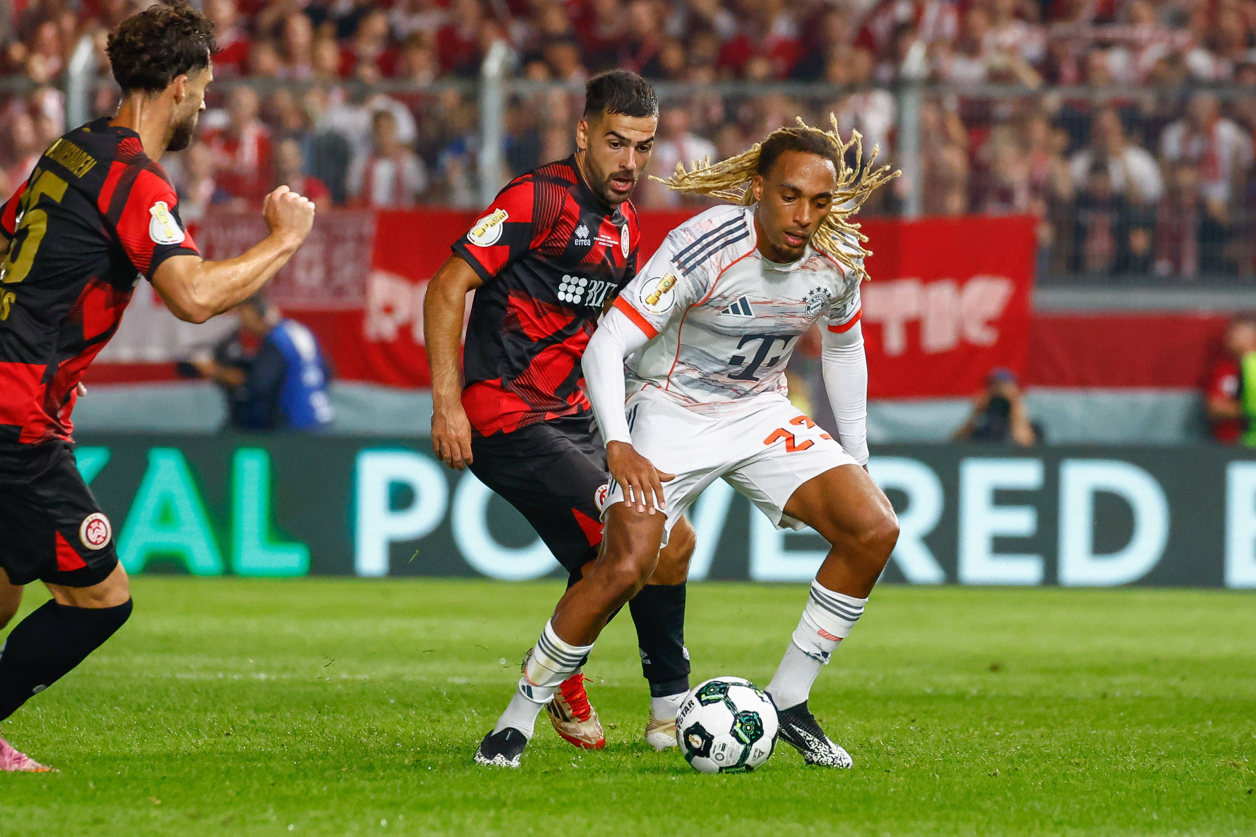Der FC Bayern tat sich gegen Wehen Wiesbaden schwer.