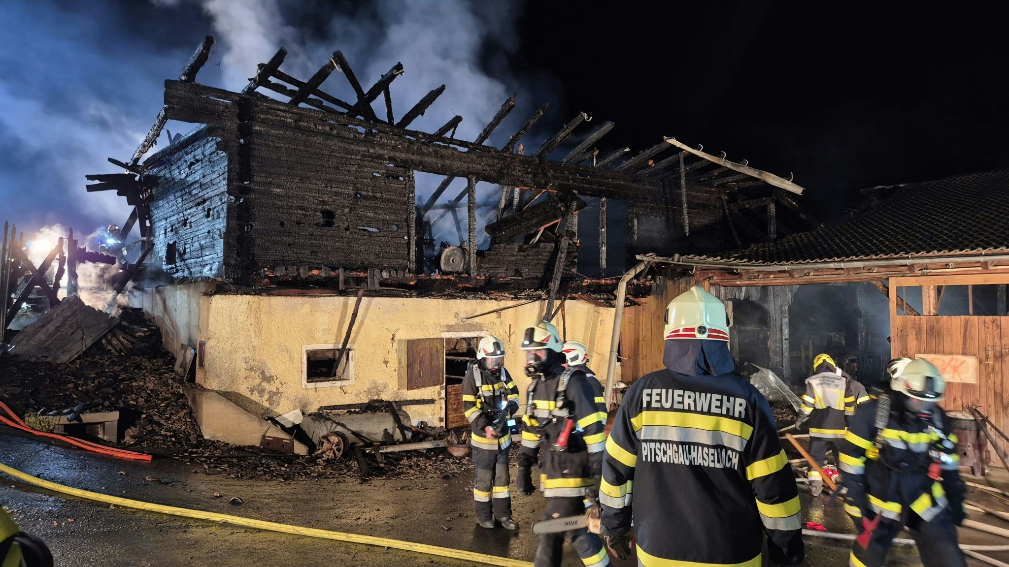 Heute.at - Stall in Flammen: 27 Tiere können nicht gerettet werden