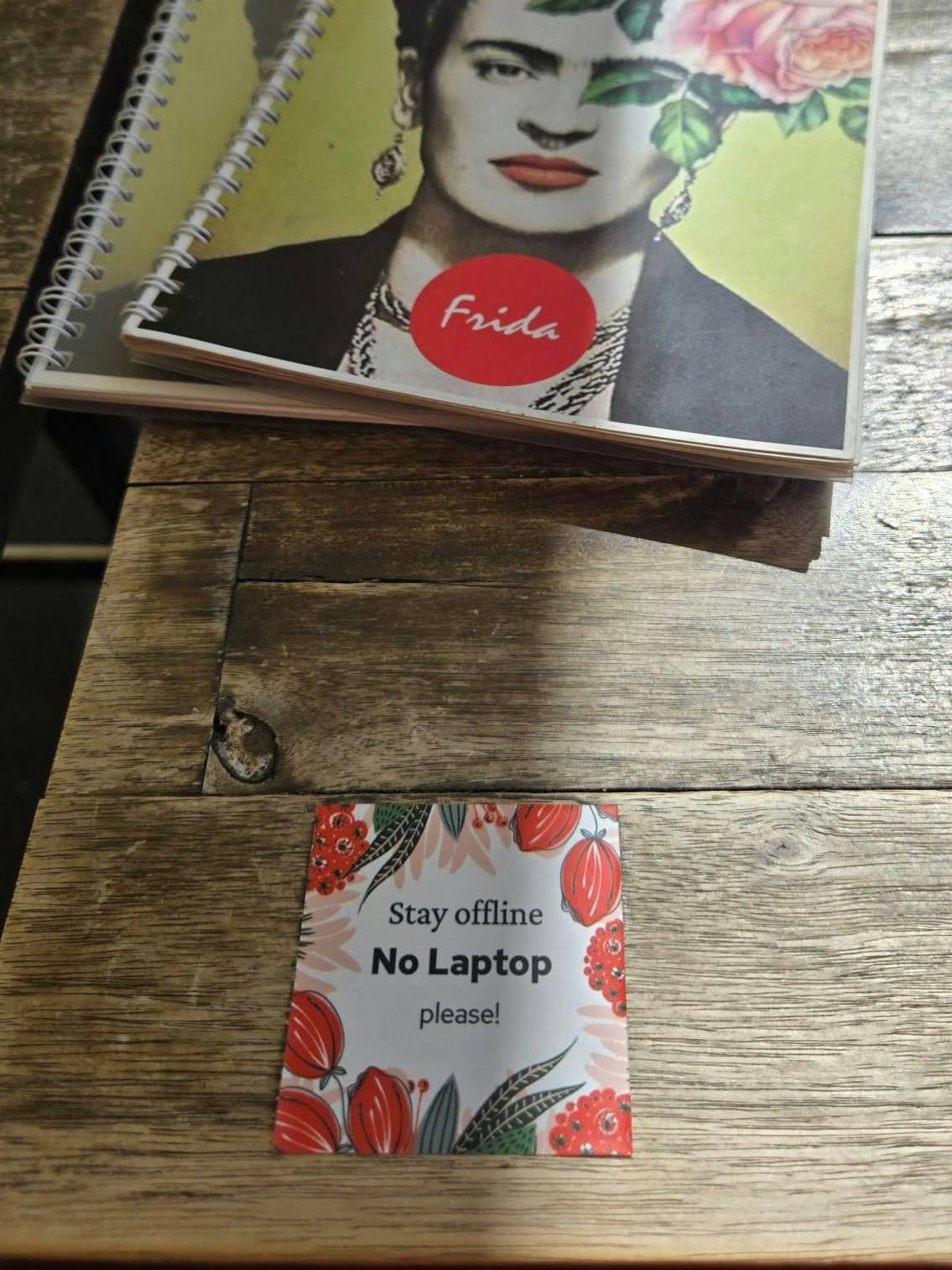 Mit Stickern macht das "Café Frida" auf das Laptop-Verbot aufmerksam.