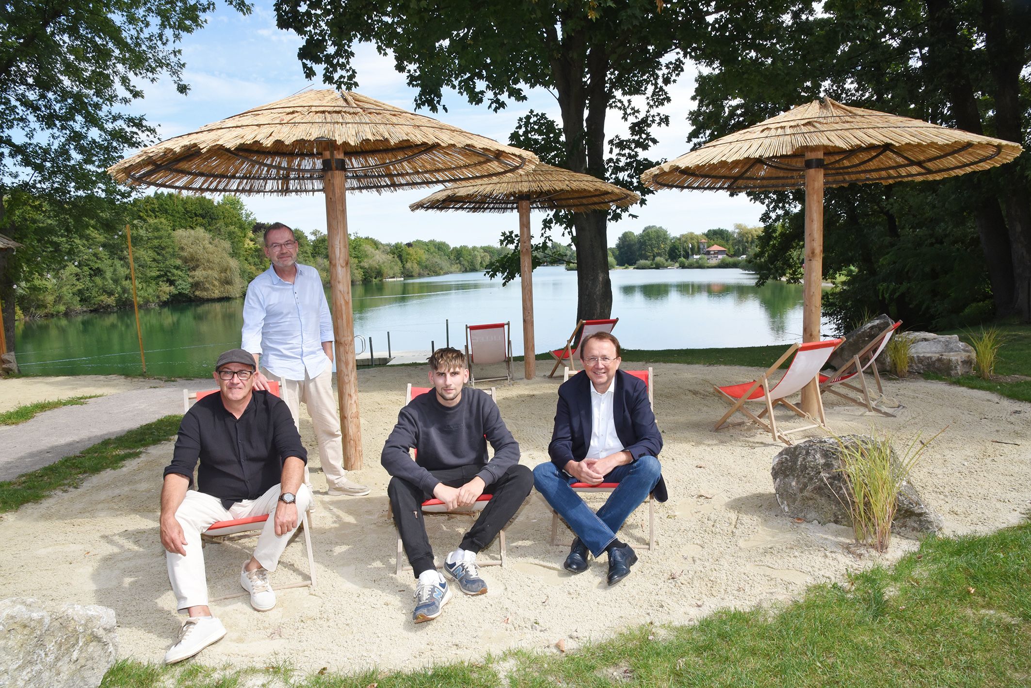 Stadtgärtnermeister Robert Wotapek, der Leiter der städtischen Betriebe Michael Bachel, Marcel Pemmer und&nbsp;Bürgermeister Matthias Stadler (v. l. n. r.) bei der See Lounge genossen bereits das Beachflair am erweiterten Strandbereich beim Ratzersdorfer See.