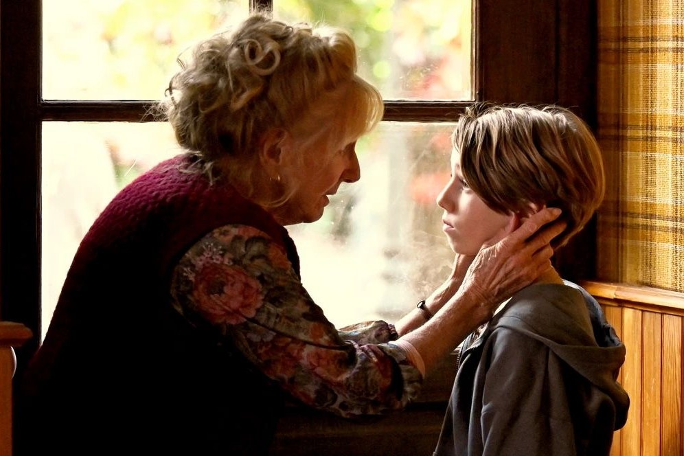 Oma Michelle (Hélène Vincent) und Enkel Lucas (Garlan Erlos) hängen aneinander: "Wenn der Herbst naht"