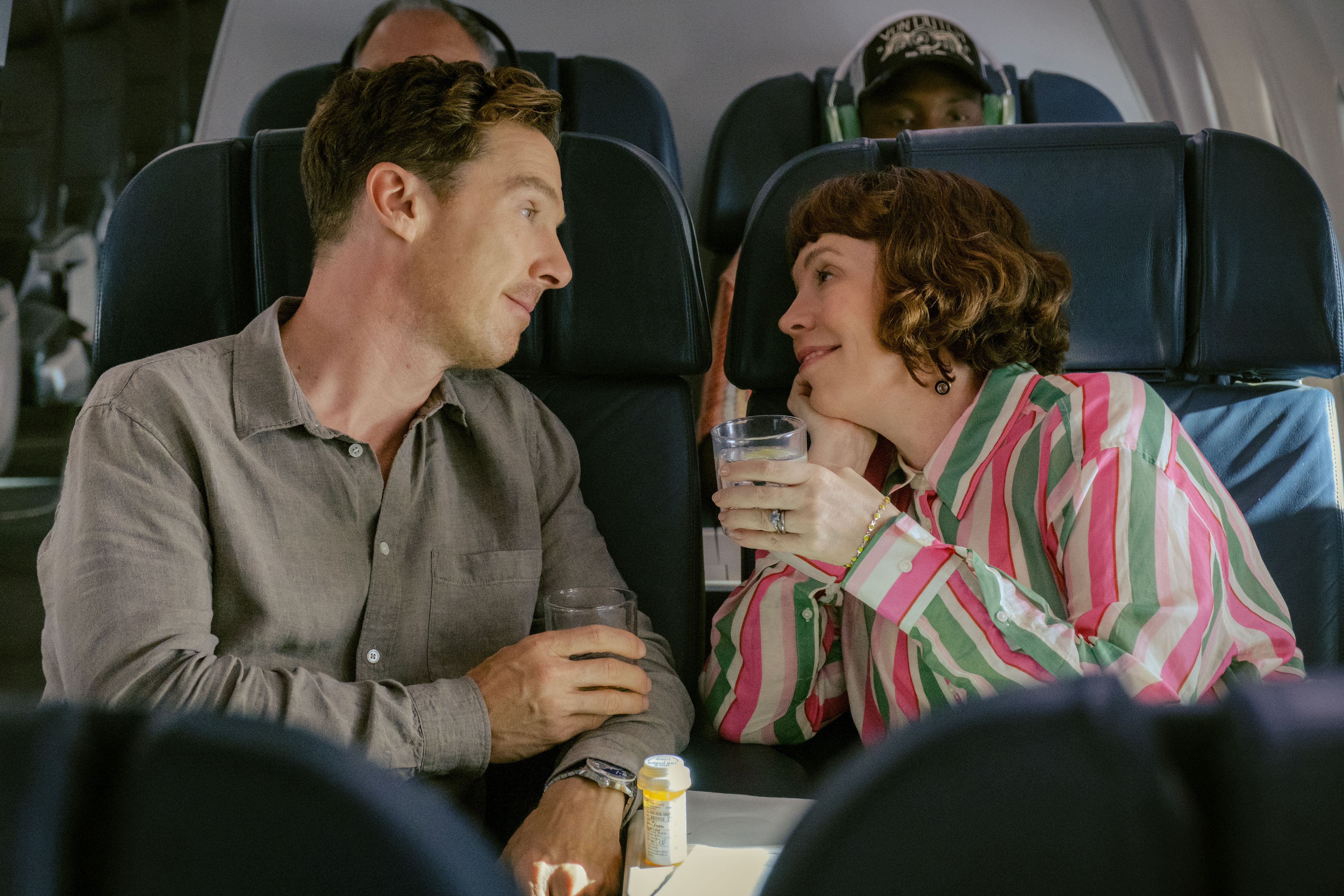 Am Weg in die USA ist für Architekt Theo (Benedict Cumberbatch) und Köchin Ivy (Olivia Colman) noch alles eitel Wonne …