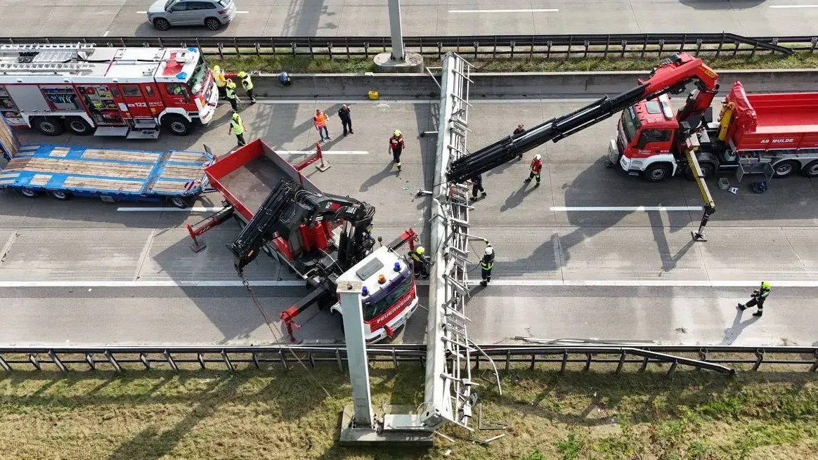 Der ausgefahrene Kran riss die ganze Konstruktion zu Boden.