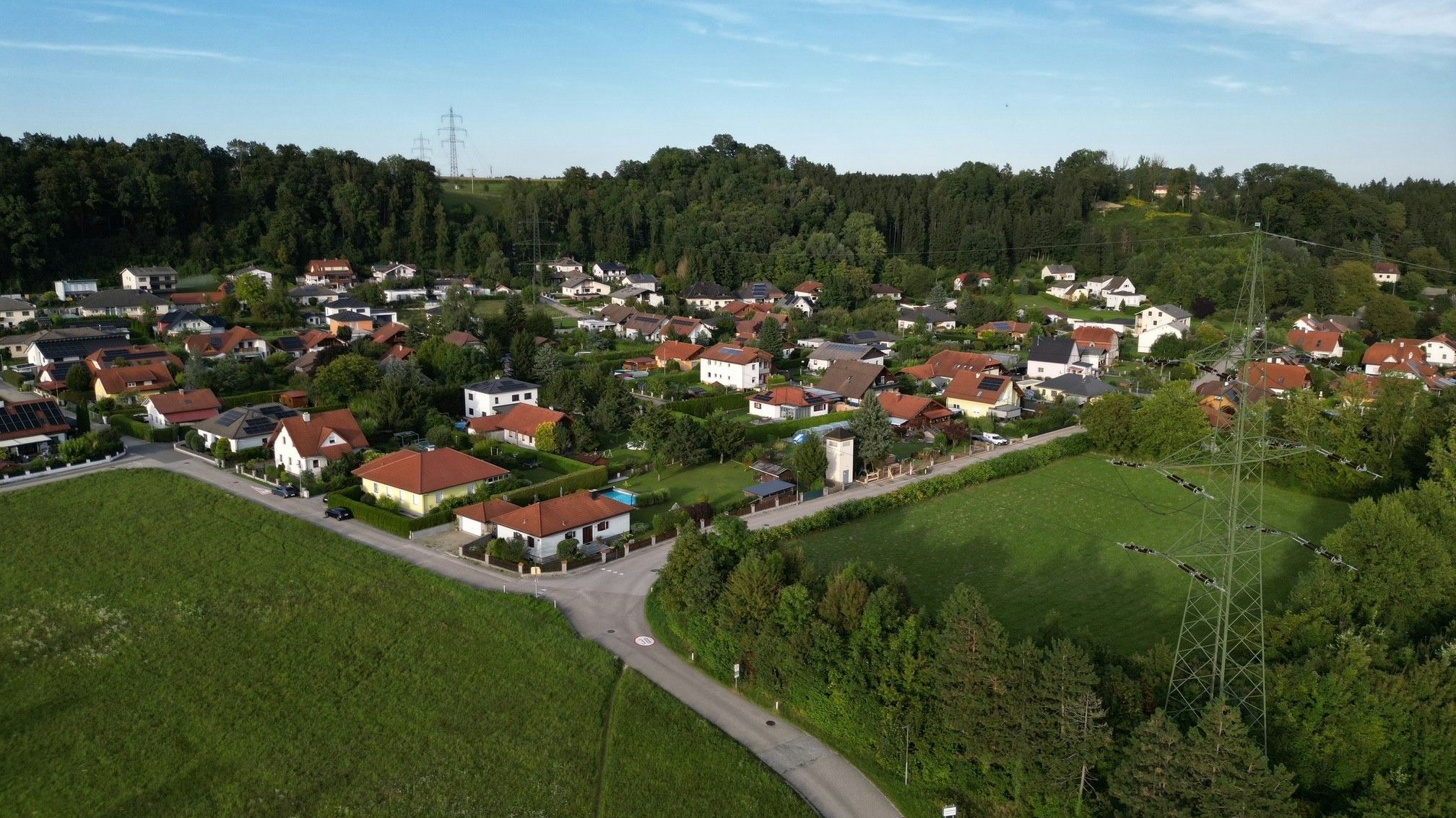Die Stromleitung verläuft quer über der Siedlung.