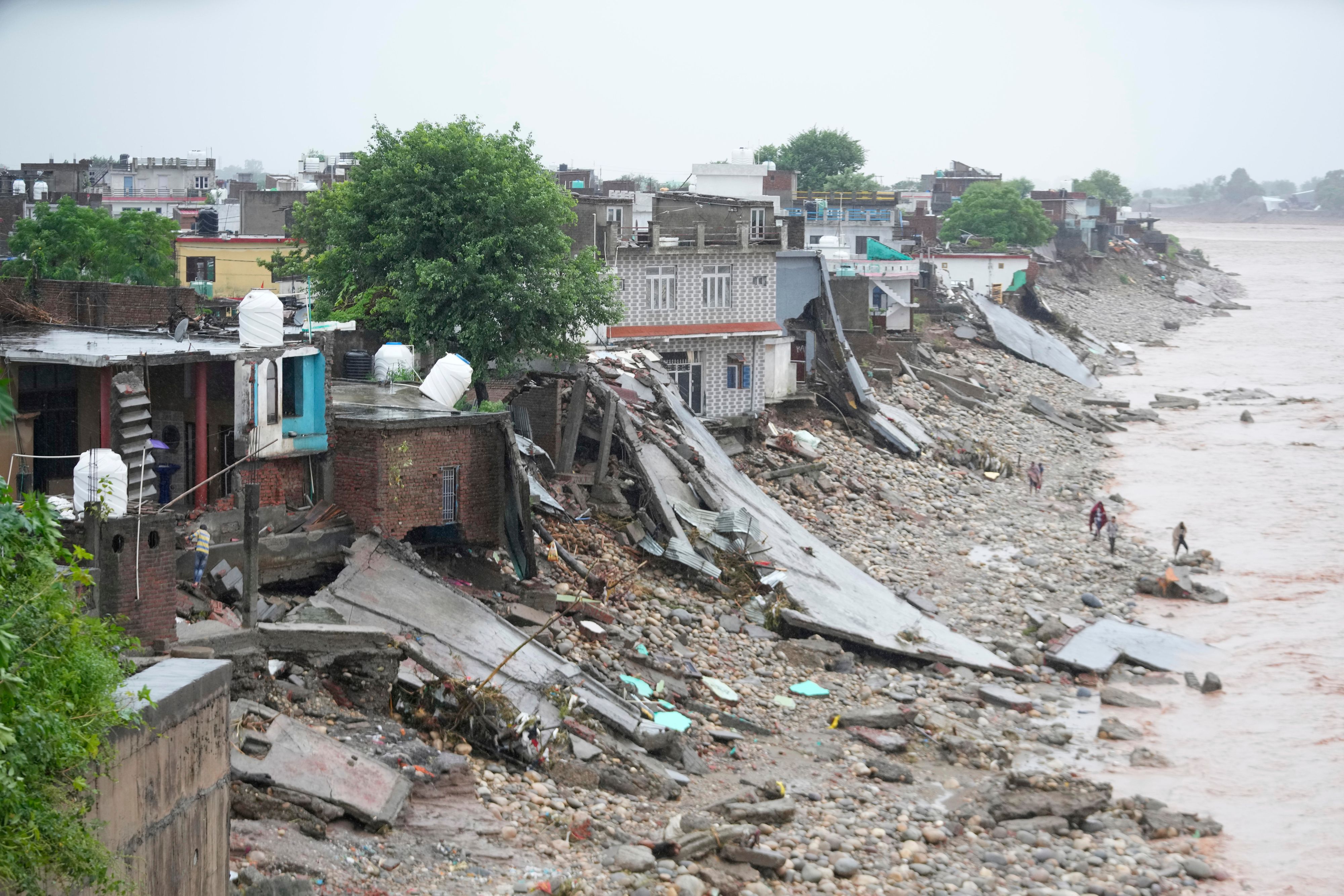 Nach heftigen Sturzfluten im Himalaya-Gebirge kamen mindestens 30 Menschen ums Leben.