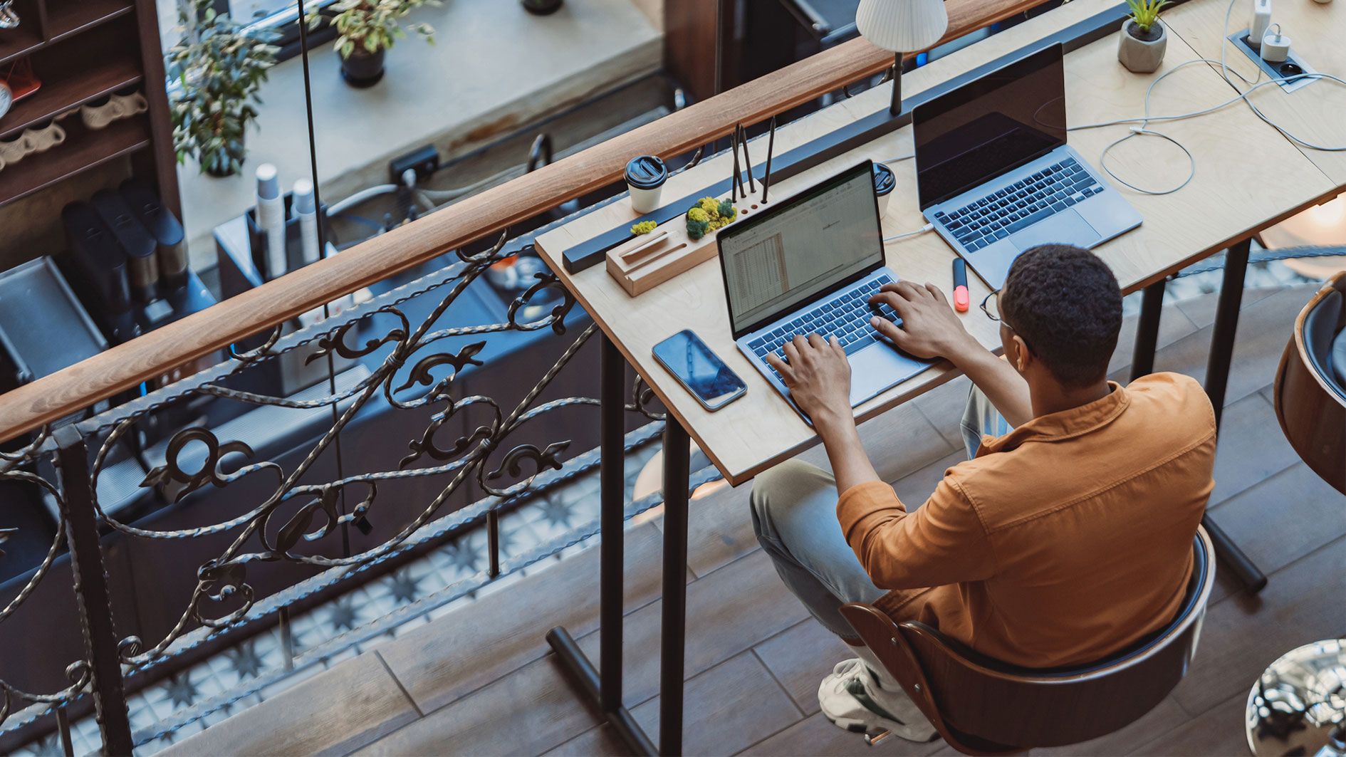 Manchen Café-Besitzern platzt der Kragen, wenn Studenten mit Laptops dort aufkreuzen.
