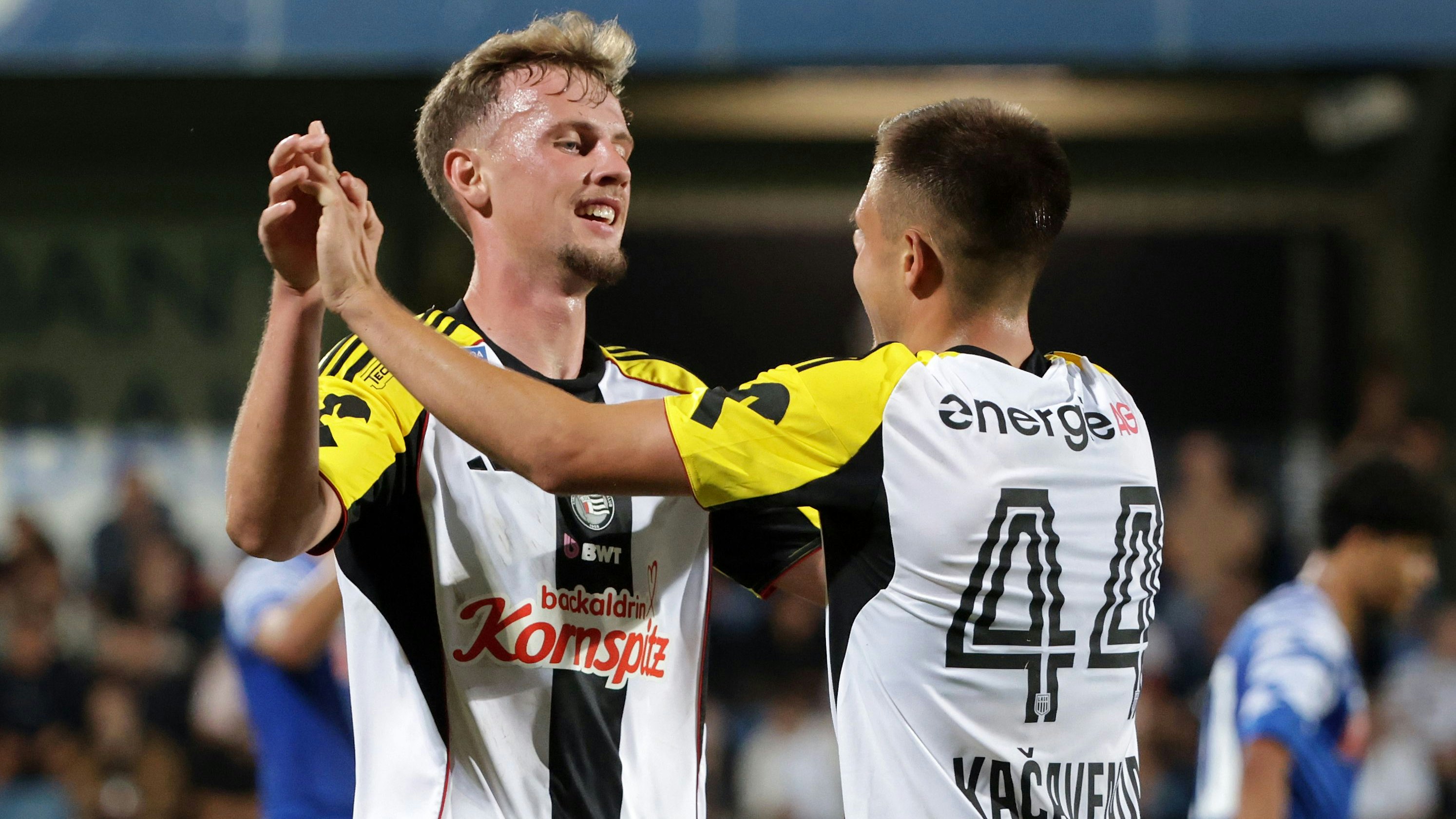 HORN,AUSTRIA,27.AUG.25 - SOCCER - UNIQA OEFB Cup, SV Horn vs Linzer ASK. Image shows the rejoicing of Art Smakaj and Lukas Kacavenda (LASK). Photo: GEPA pictures/ Walter Luger