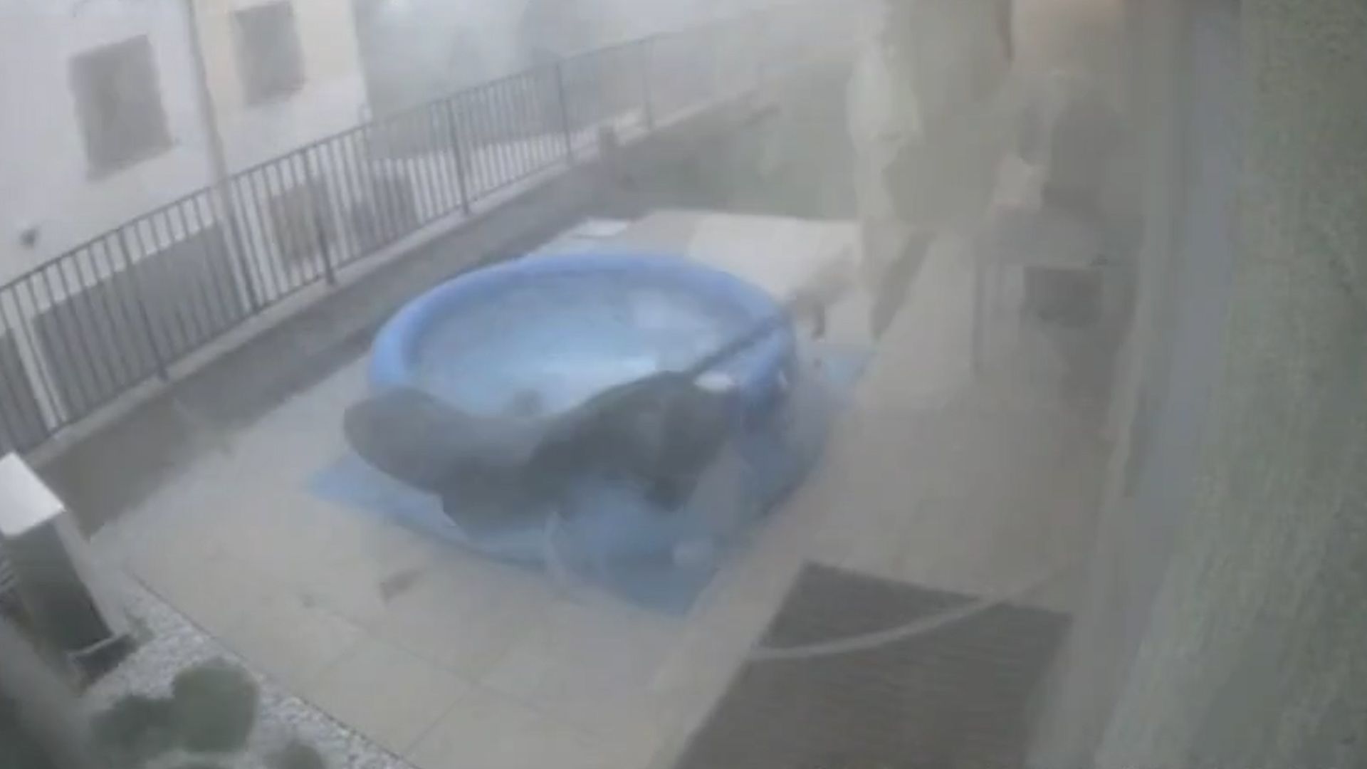 In Peschiera del Garda standen Touristen knietief in den Fluten, nachdem sich Sturzbäche ihren Weg durch die Straßen bahnten.