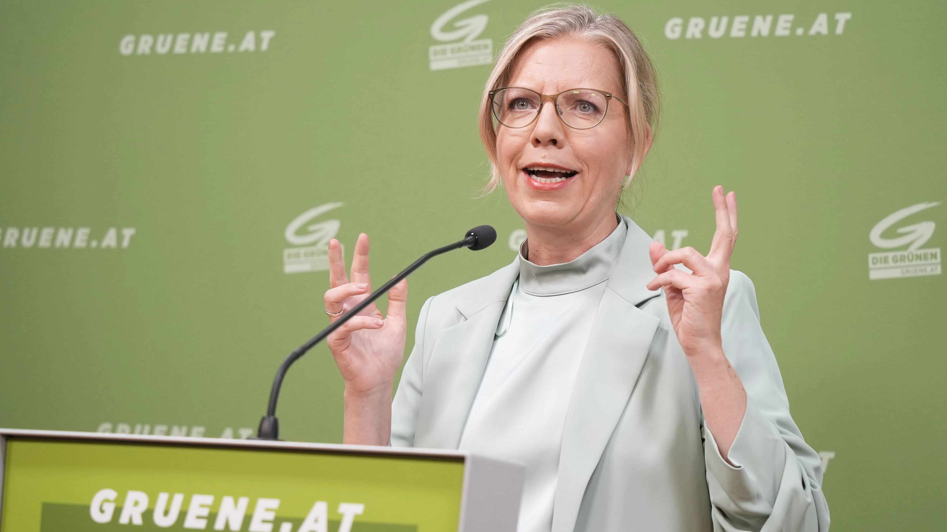 Am Donnerstag holte Grünen-Chefin Gewessler zum Rundumschlag gegen die Dreierkoalition aus. 