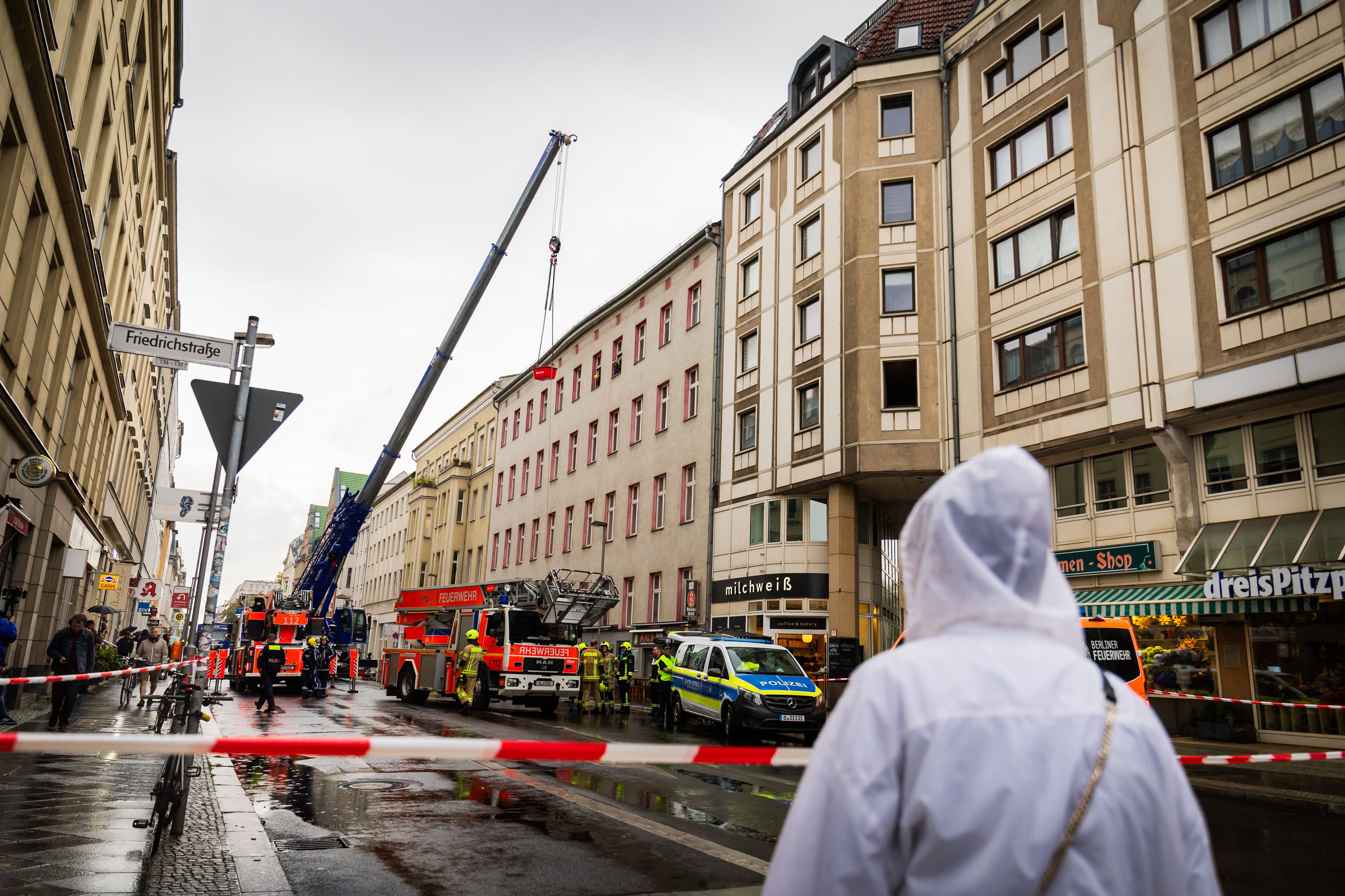 Das Technische Hilfswerk (THW) hat das Dach mit Stahlseilen von innen abgesichert.