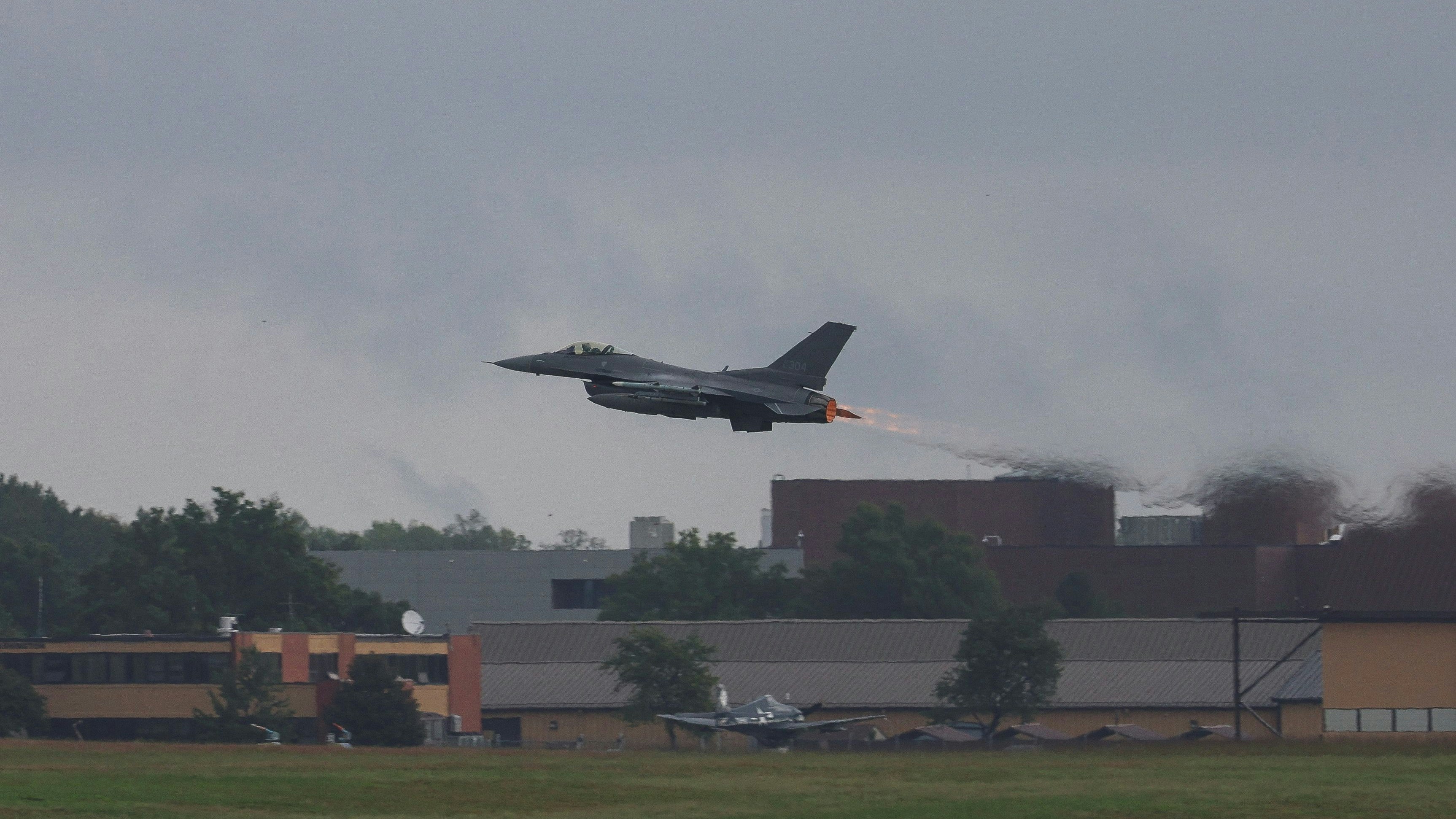 Heute.at - F-16-Kampfjet-Katastrophe: Toter bei Flugshow-Probe