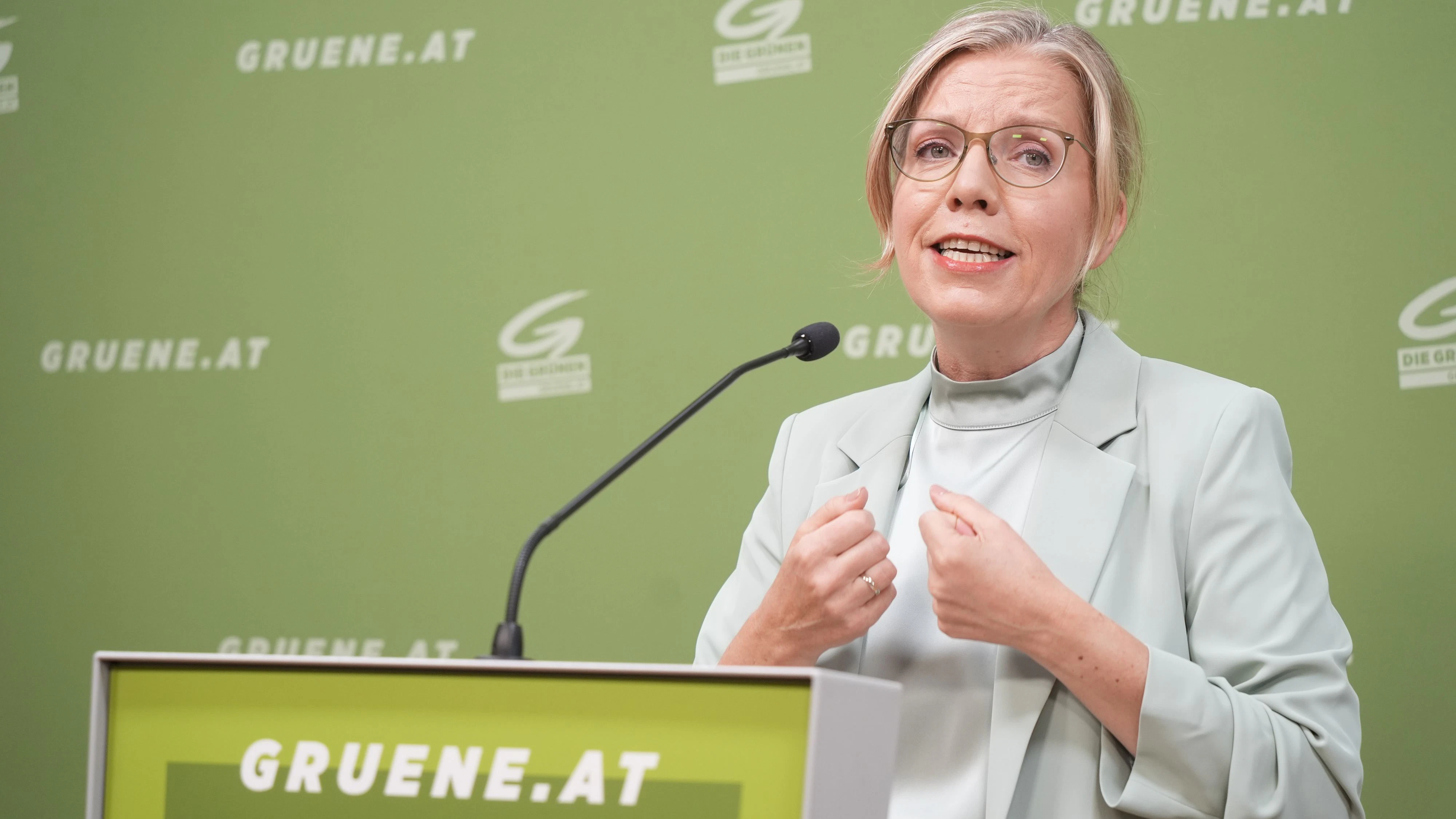 Am Donnerstag holte Grünen-Chefin Gewessler zum Rundumschlag gegen die Dreierkoalition aus. 