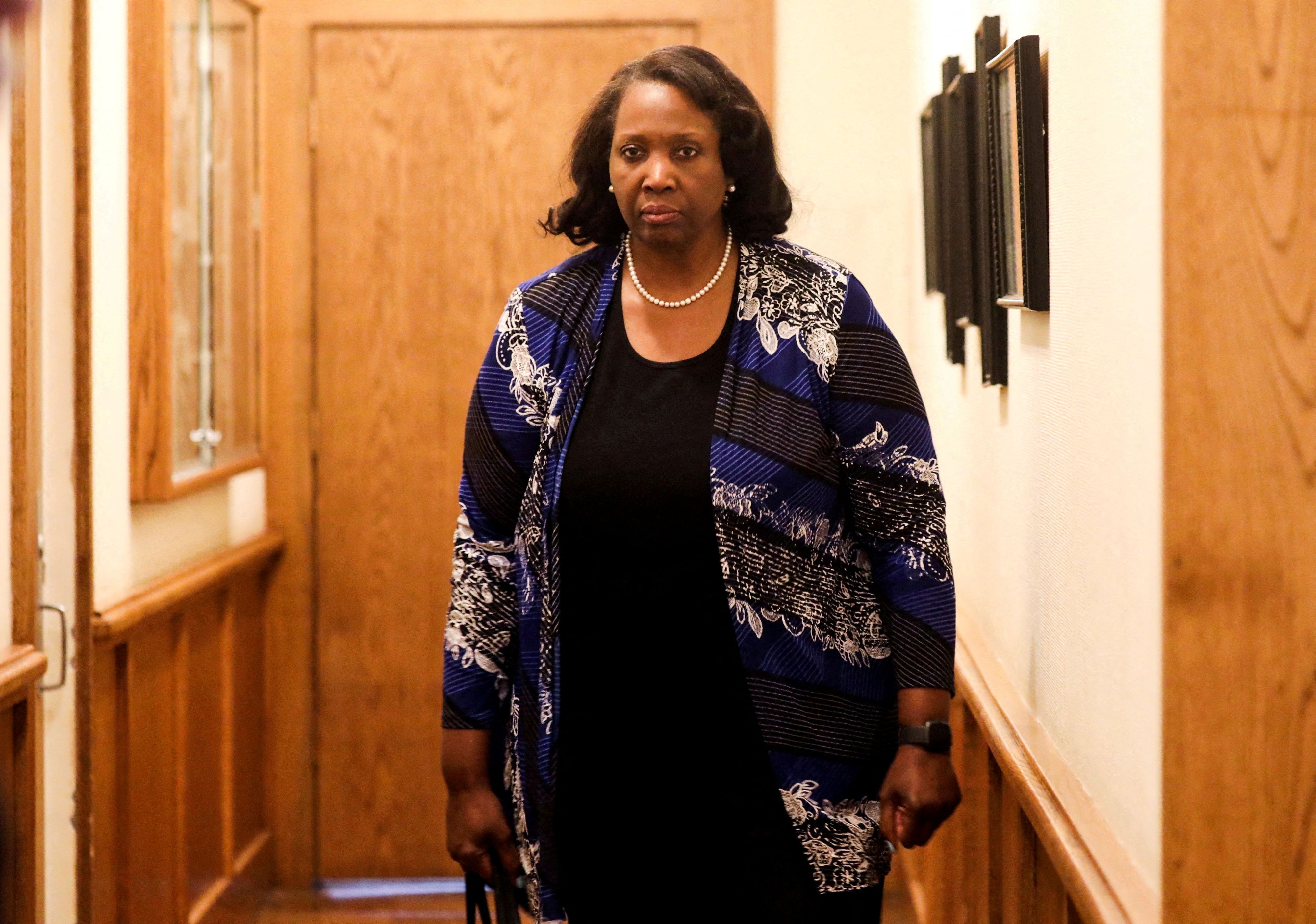 Die von Donald Trump angeordnete Entlassung von Lisa Cook wurde durch eine Bundesrichterin blockiert.