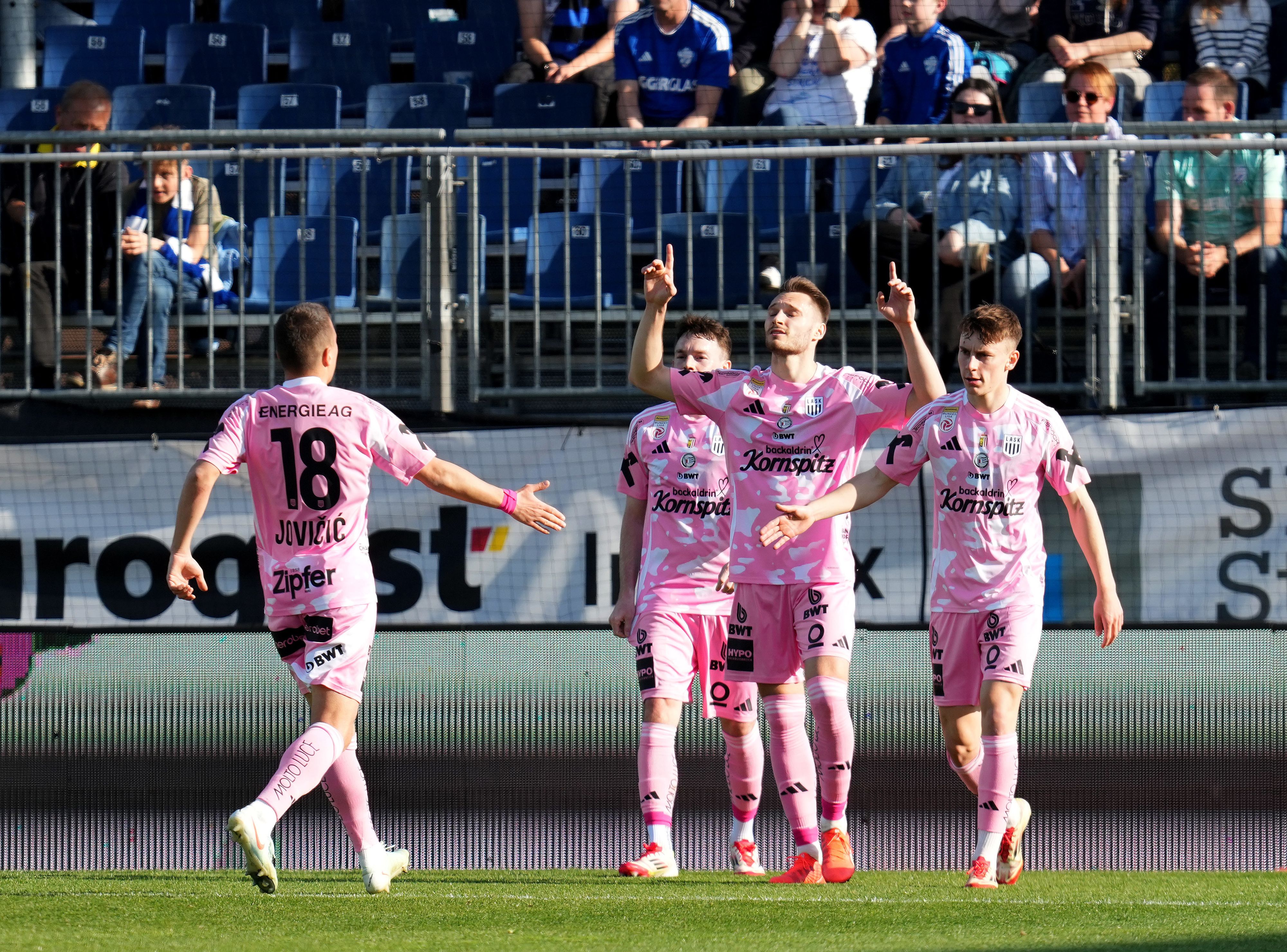 Die rosafarbenen Trikots gehören bald der Vergangenheit an.