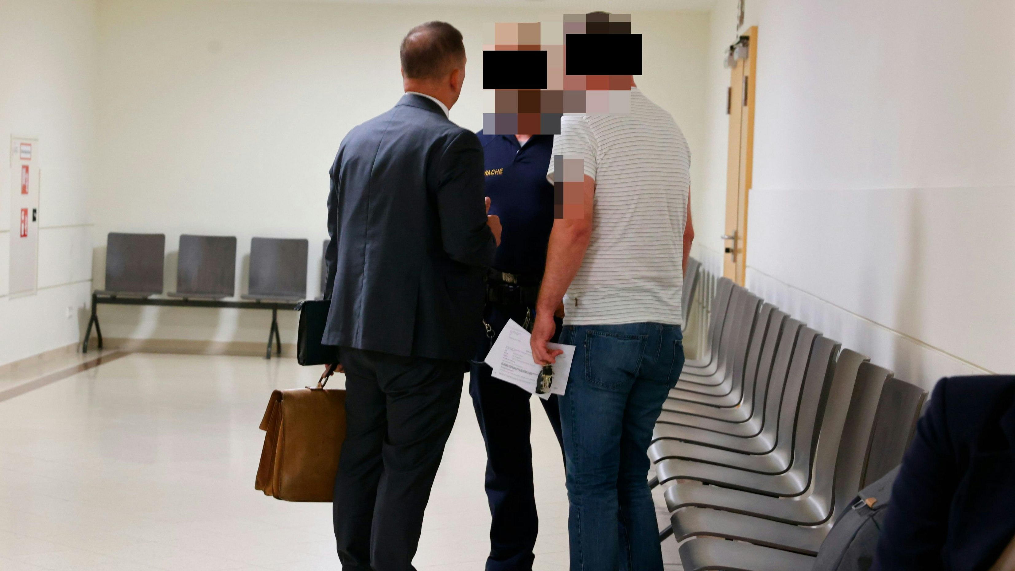 Heute.at - Justizwache-Beamte in Wien auf der Anklagebank