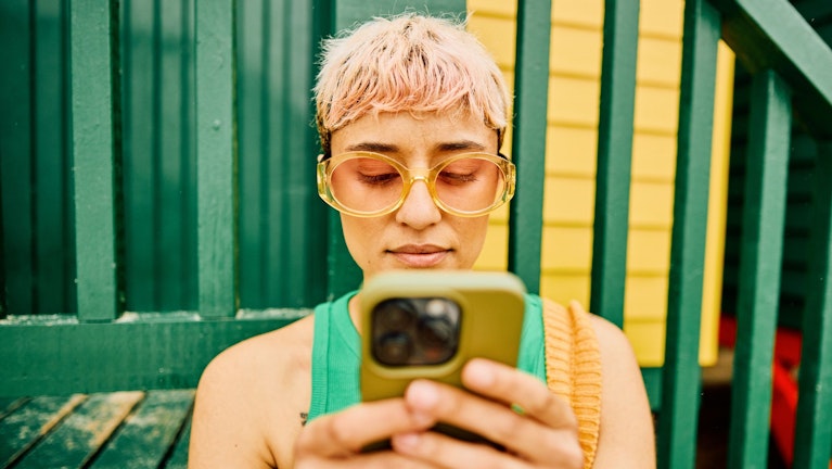 Früher waren junge Menschen fröhlich. Das ist vorbei. Die Generation X und die Millennials geraten früher in die Midlife-Crisis, die Generation Z beginnt ihr Erwachsenenleben unglücklicher als jede Generation zuvor. Sind die sozialen Medien daran schuld?