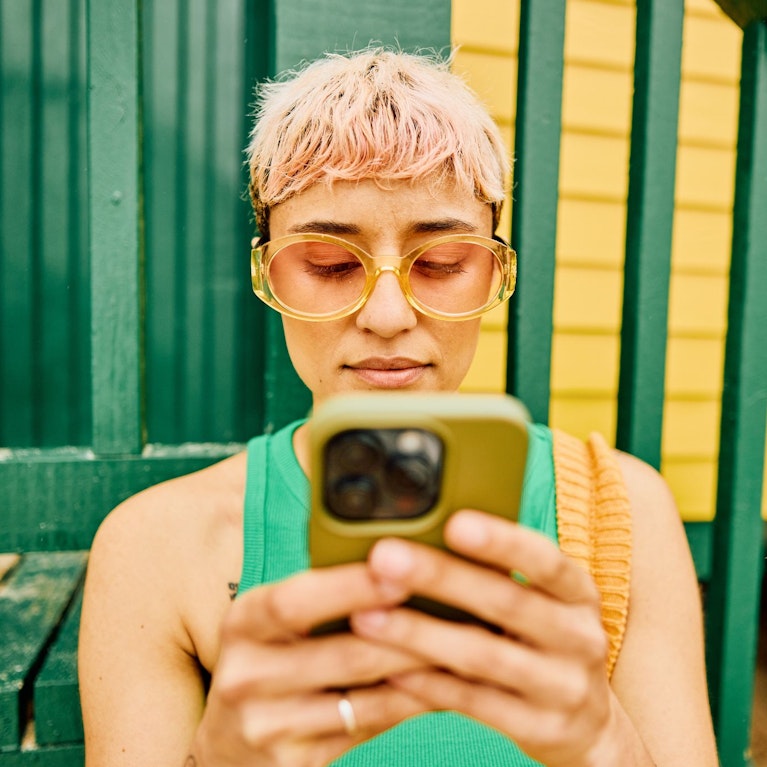 Früher waren junge Menschen fröhlich. Das ist vorbei. Die Generation X und die Millennials geraten früher in die Midlife-Crisis, die Generation Z beginnt ihr Erwachsenenleben unglücklicher als jede Generation zuvor. Sind die sozialen Medien daran schuld?