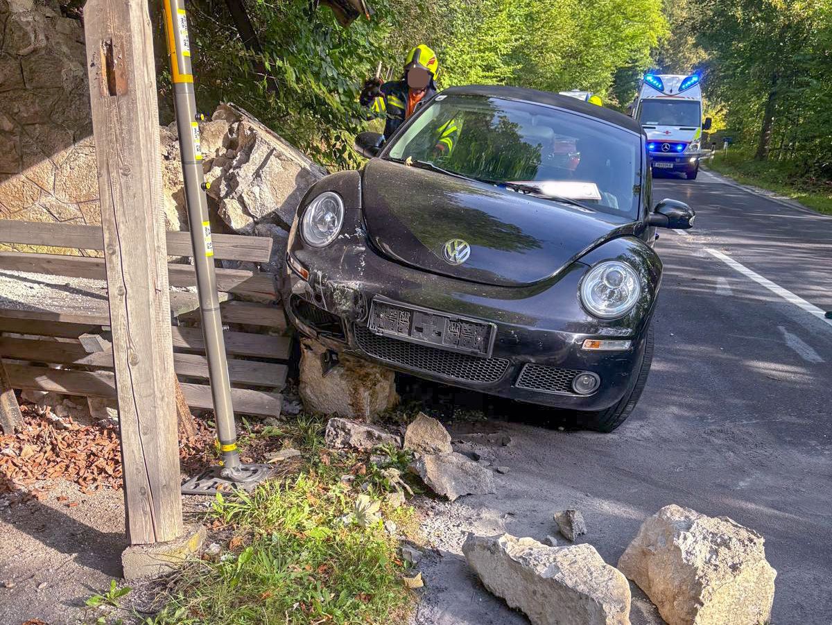 Der Wagen krachte am Attersee in eine Gedenkstätte. Das Dach droht laut Feuerwehr einzustürzen.