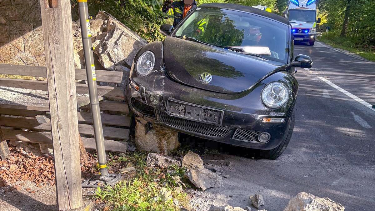 Heute.at - Cabrio rast in Gedenkstätte – Dach droht einzustürzen