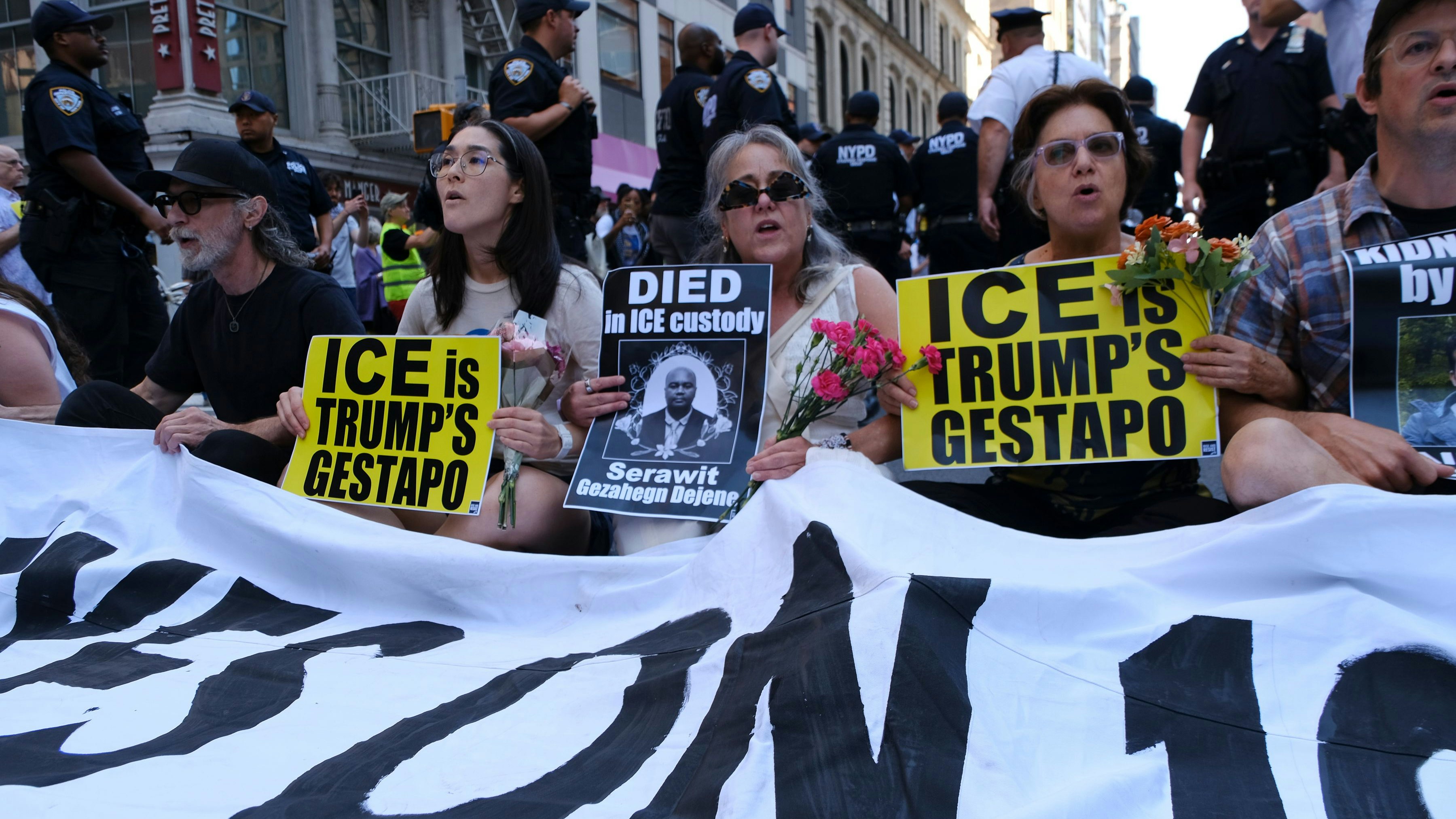 Heute.at - US-Abschiebungen: Erste sieben Migranten sind in Ruanda