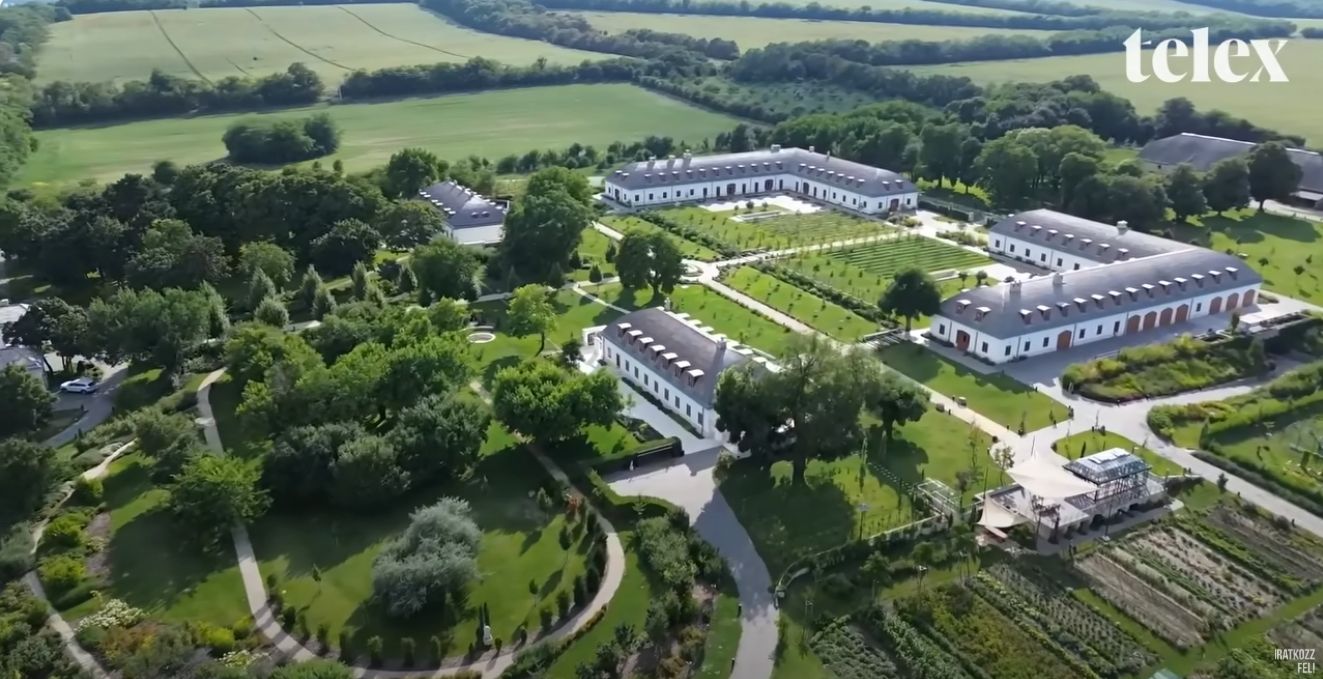 Das prunkvolle Anwesen in Hatvanpuszta sorgt in Ungarn für viel Wirbel.