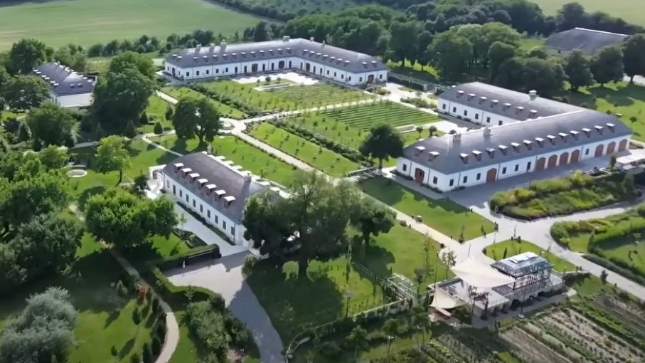 Heute.at - Orbáns geheime Luxus-Villa enthüllt – Video geht viral