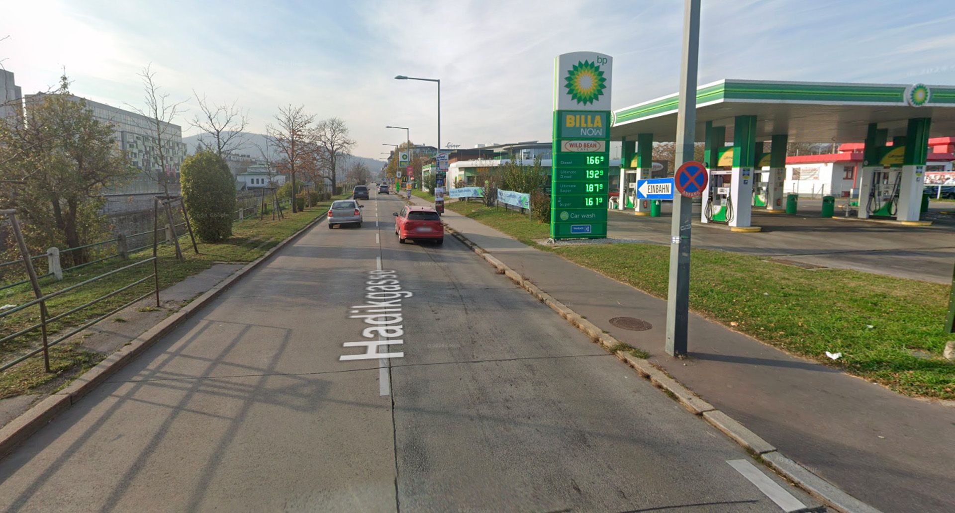 Eine Fahrspur ist auf der Hadikgasse gesperrt.