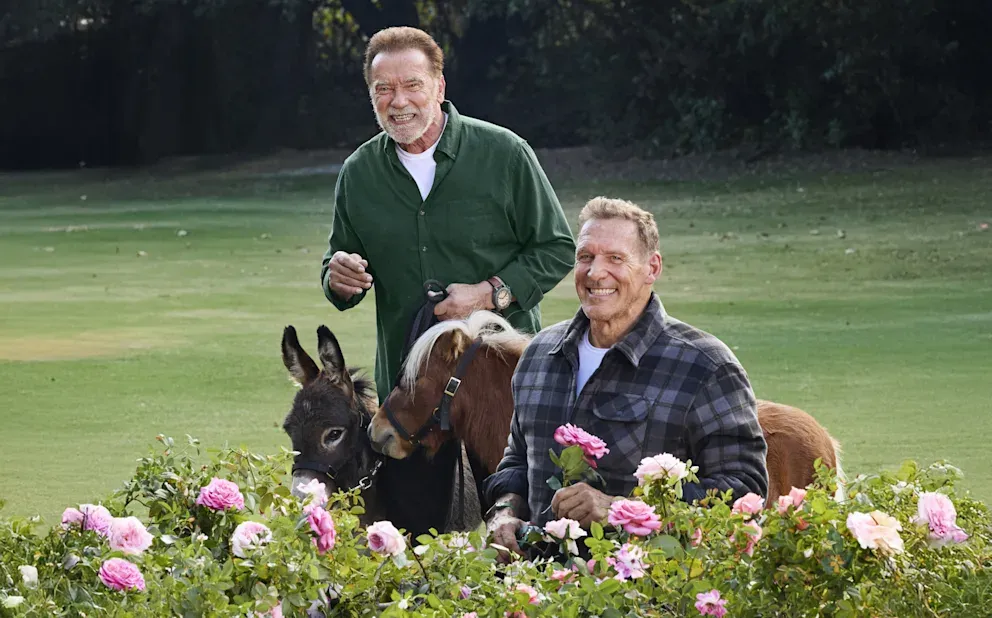 Gemeinsam werkeln die Freunde im Garten, doch Moellers Fähigkeiten beim Rosenschneiden sorgen für Spott von Arnold.
