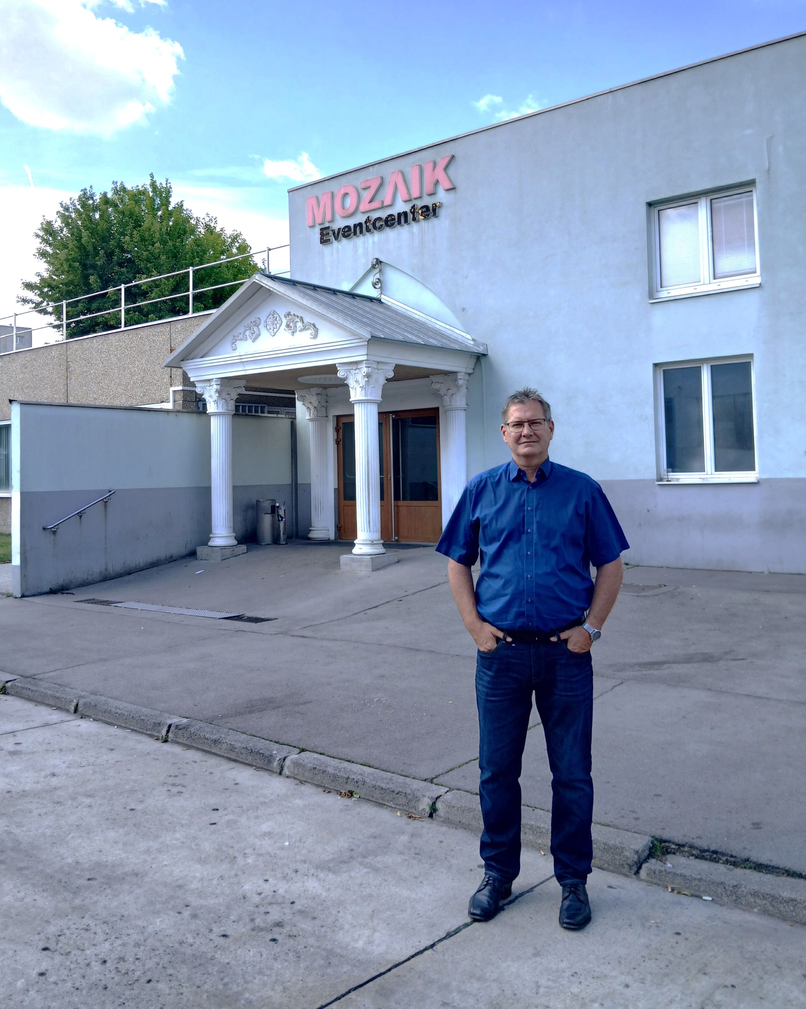 Floridsdorfer Bezirksvorsteher Georg Papai (SPÖ) vor dem 'Mozaik Eventcenter': Hier eskalierte im Sommer der Lärm rund um türkische Hochzeiten.