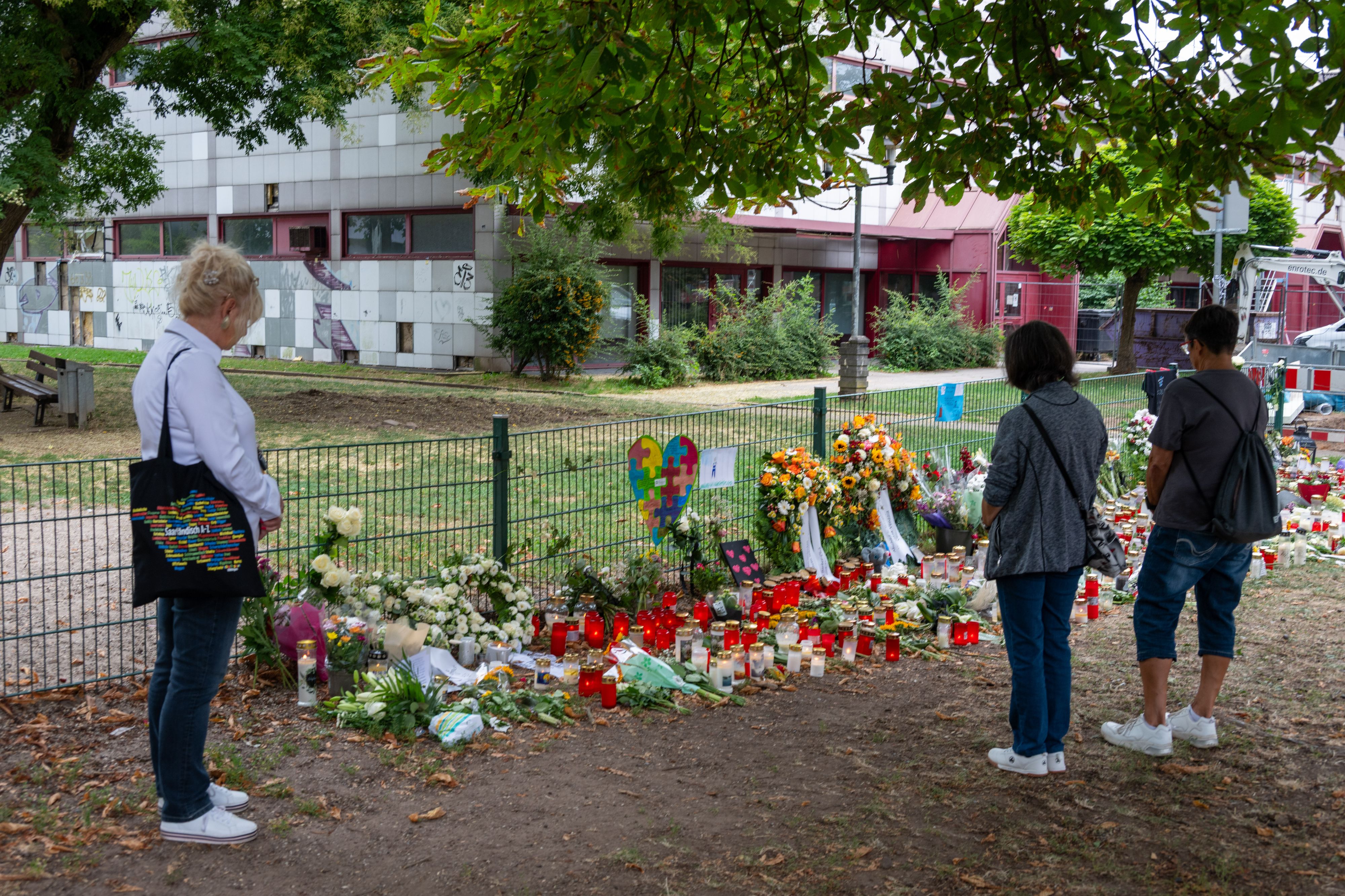 Nachdem er die Waffe gehabt hat, soll der Verdächtige sofort das Feuer auf die Polizisten eröffnet haben.