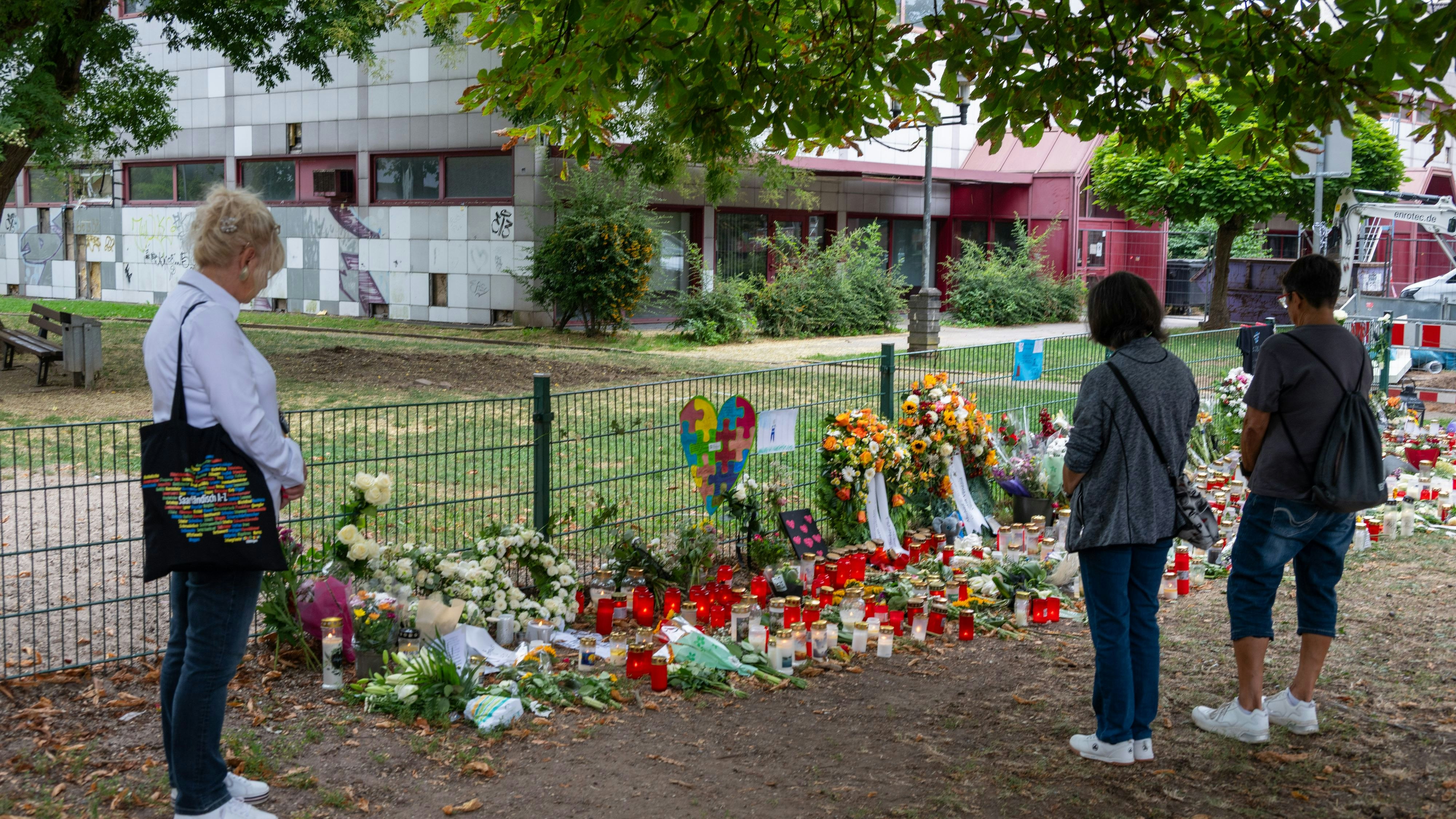 Nachdem er die Waffe gehabt hat, soll der Verdächtige sofort das Feuer auf die Polizisten eröffnet haben.