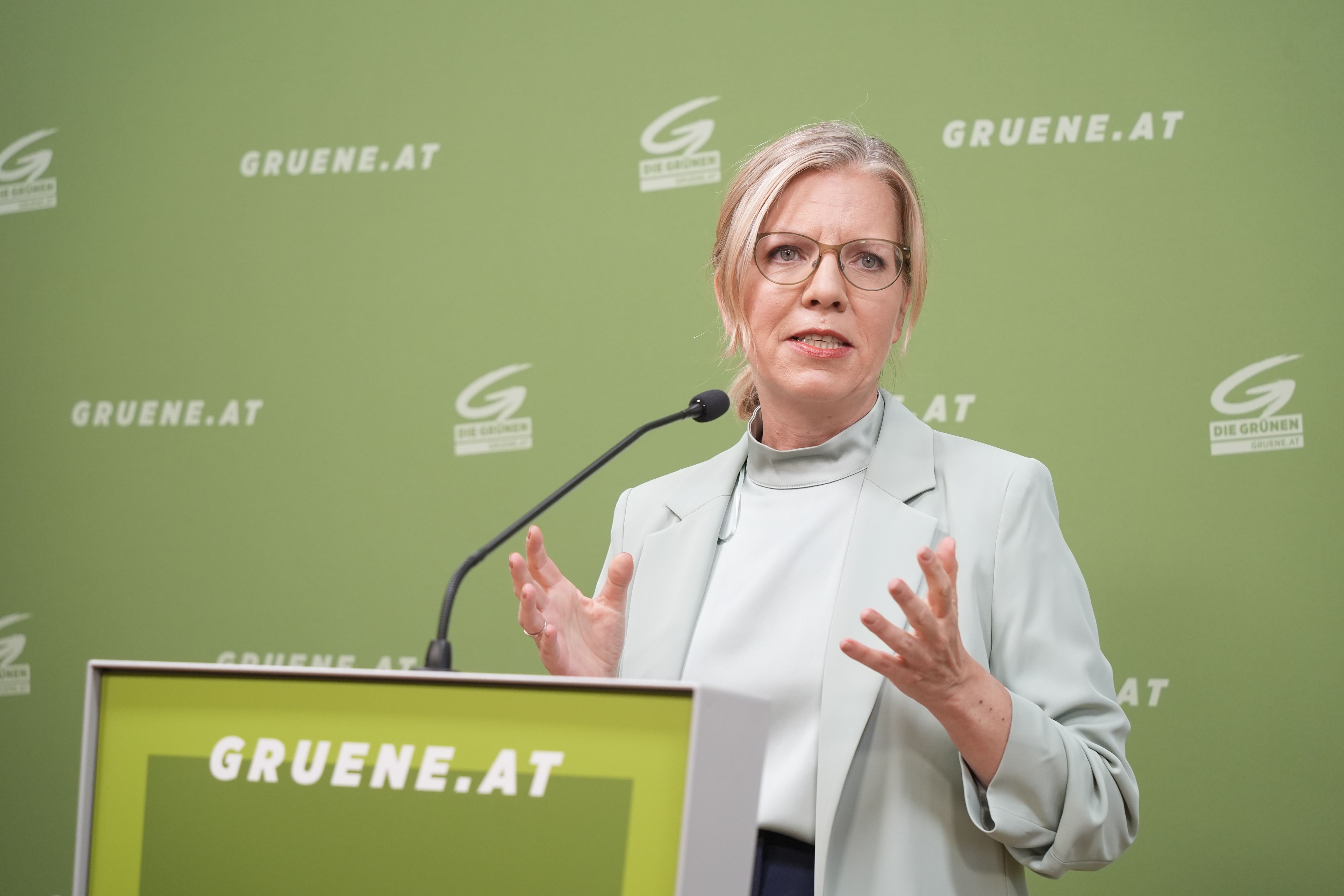 Grünen-Chefin Gewessler hätte den Plänen gerne zugestimmt, doch das Maßnahmenpaket der Regierung bleibt hinter den Erwartungen zurück.