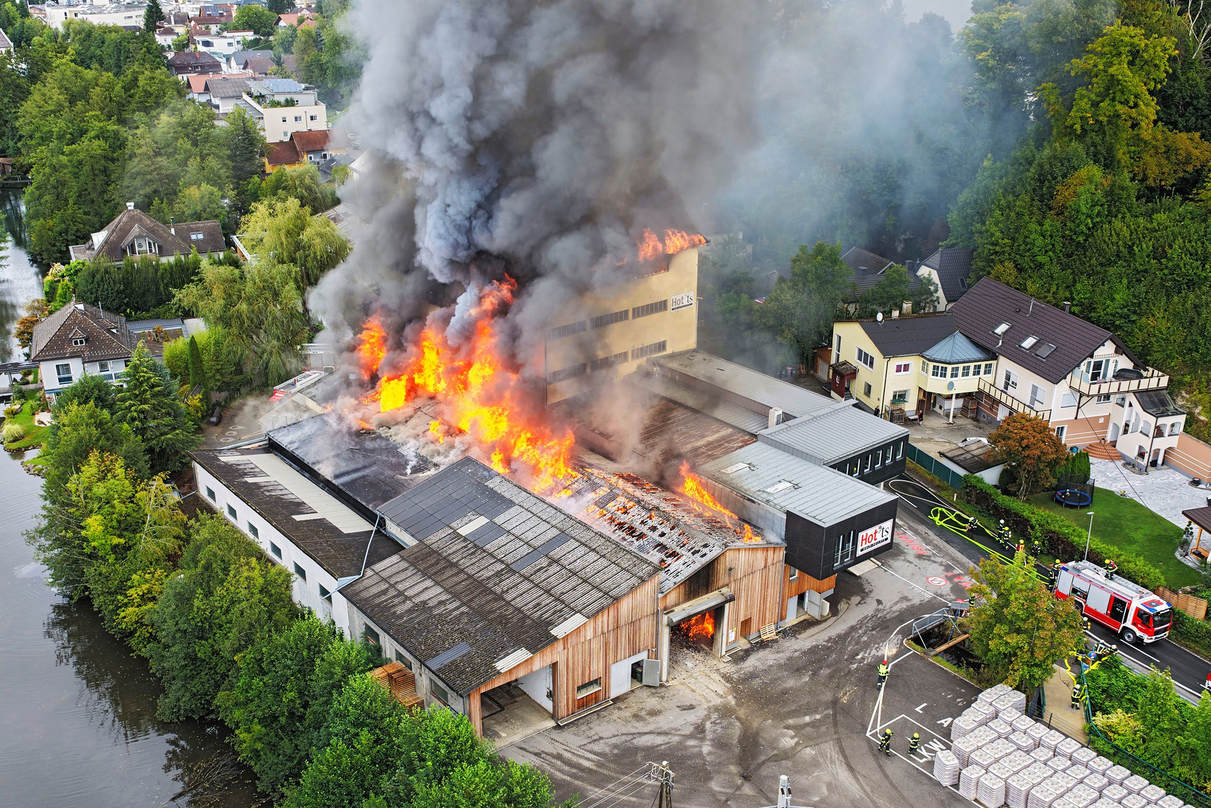 Flammen schlagen aus dem Gebäude, der Rauch ist kilometerweit zu sehen.