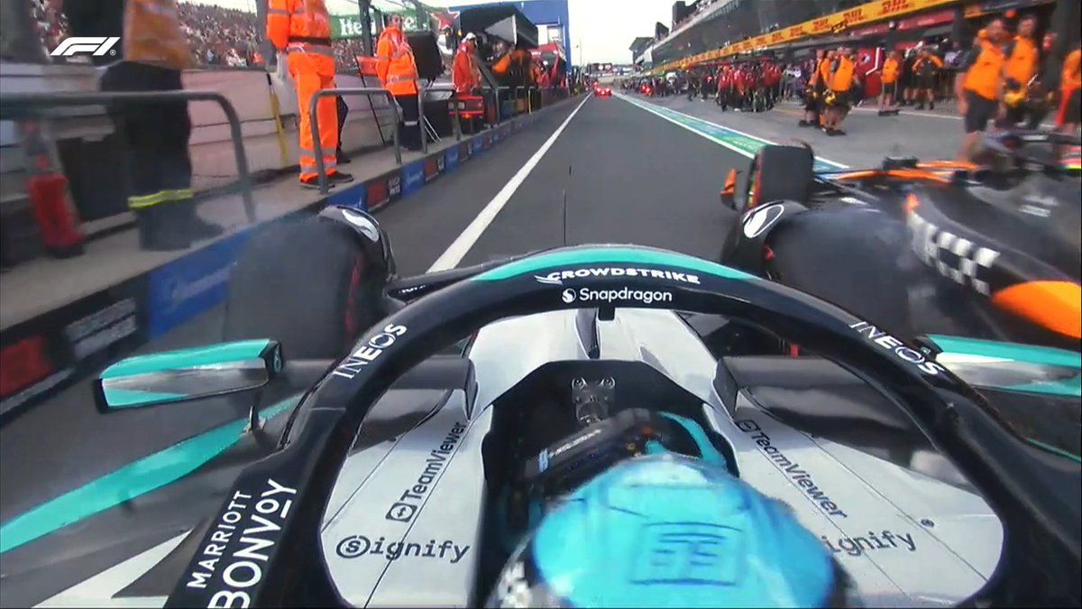 McLaren-Fahrer Oscar Piastri lenkte wieder aus der Box raus, George Russell musste hart abbremsen. 