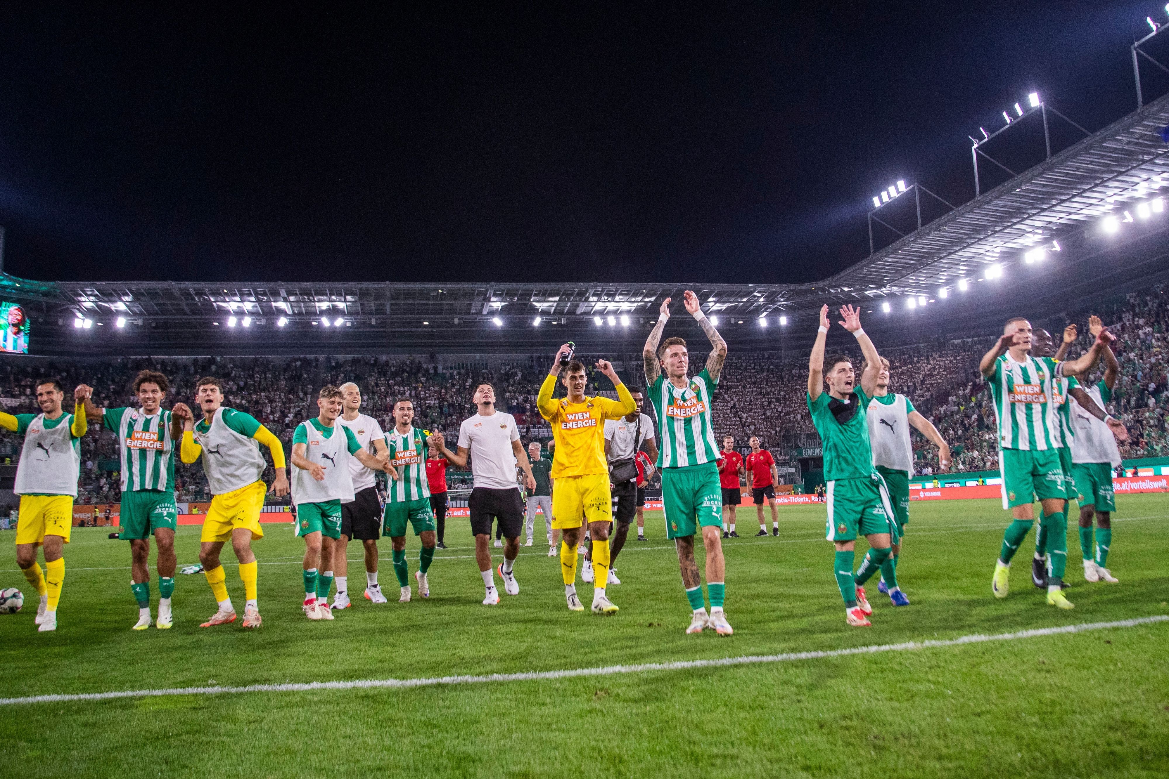 Rapid Wien bejubelt den Einzug in die Ligaphase der Conference League. 