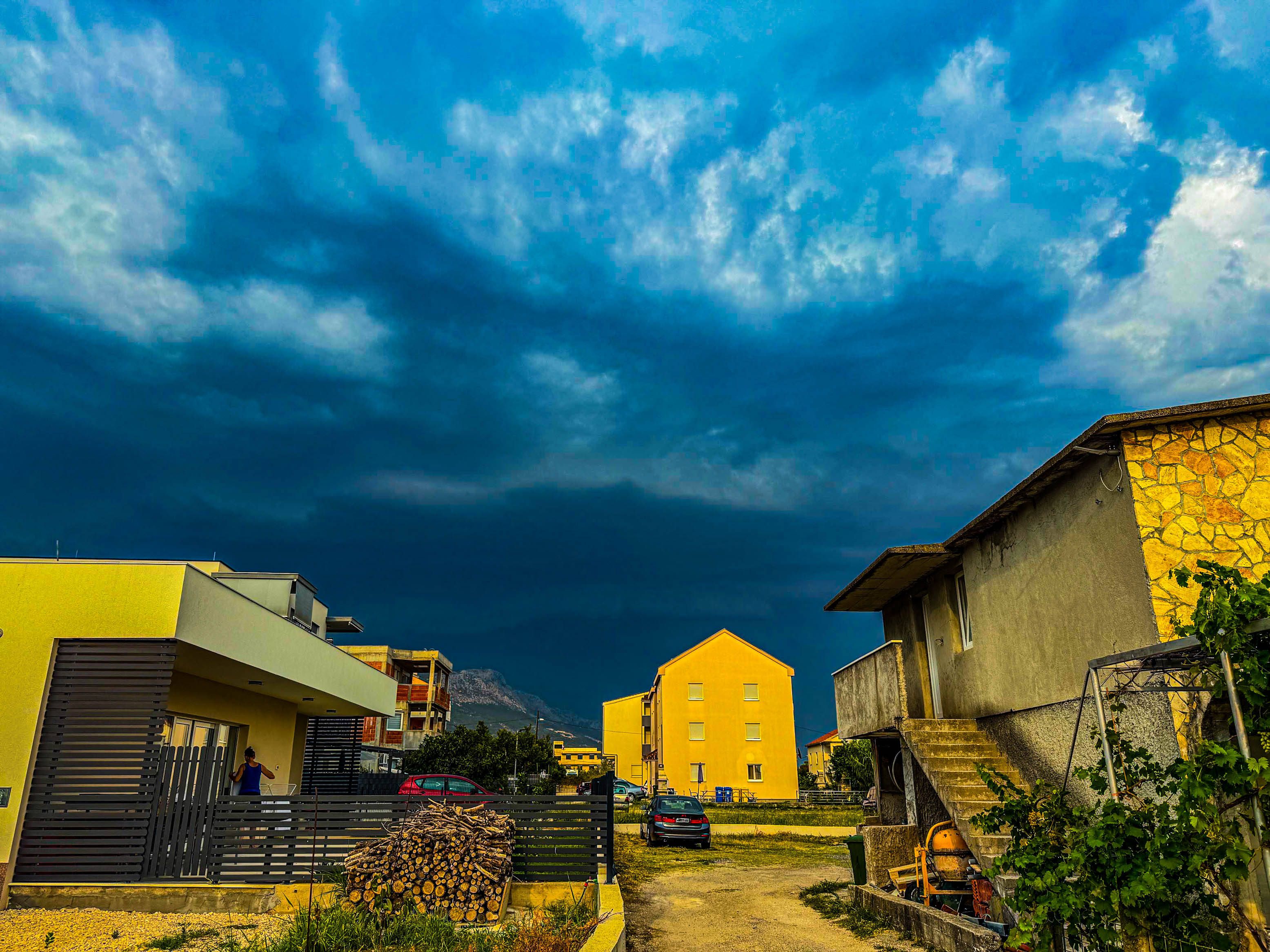 Am Freitag gibt es im Süden und Südosten teils kräftige Gewitter.