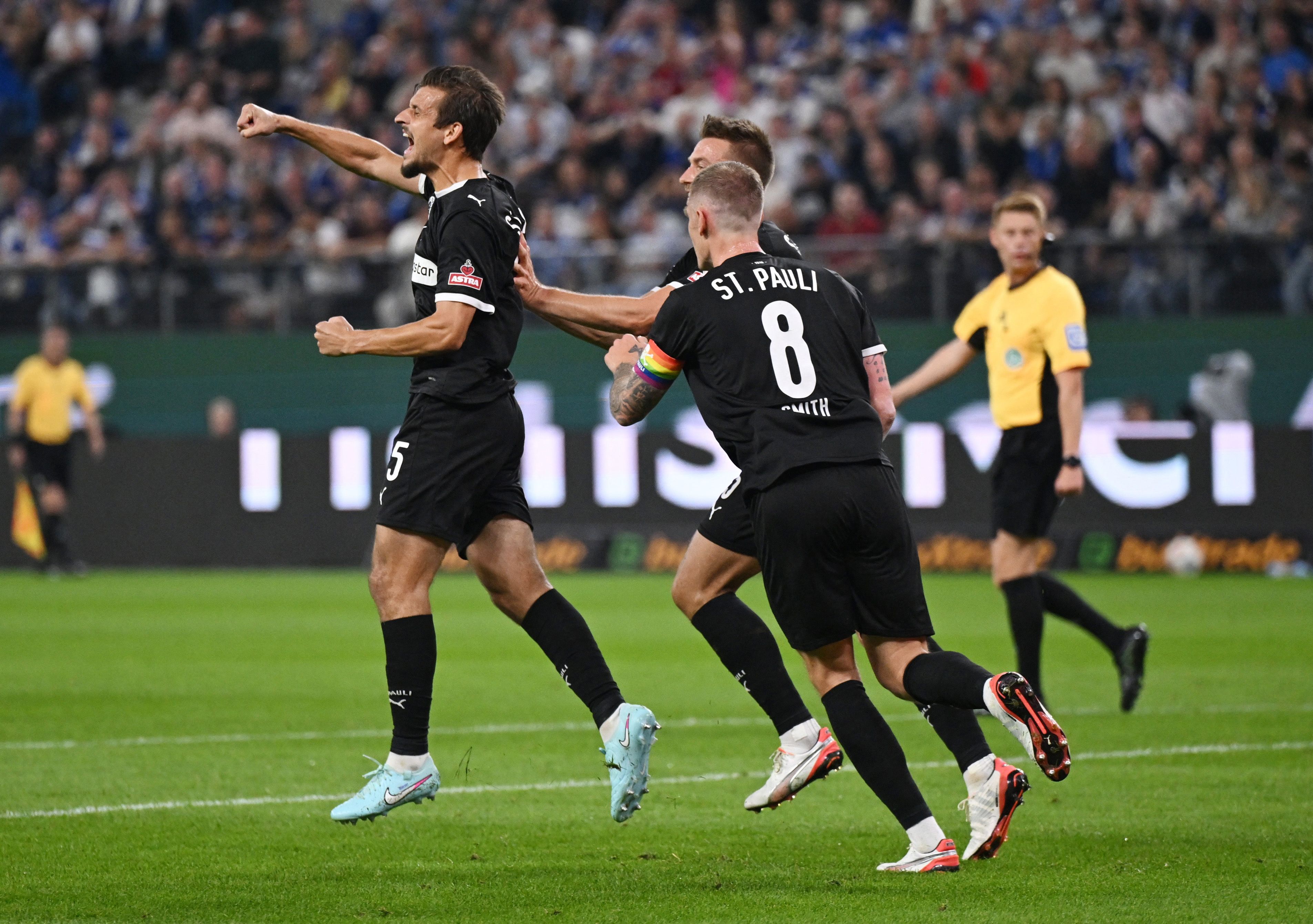 St. Pauli feiert den prestigeträchtigen Sieg im Hamburger Stadtderby. 