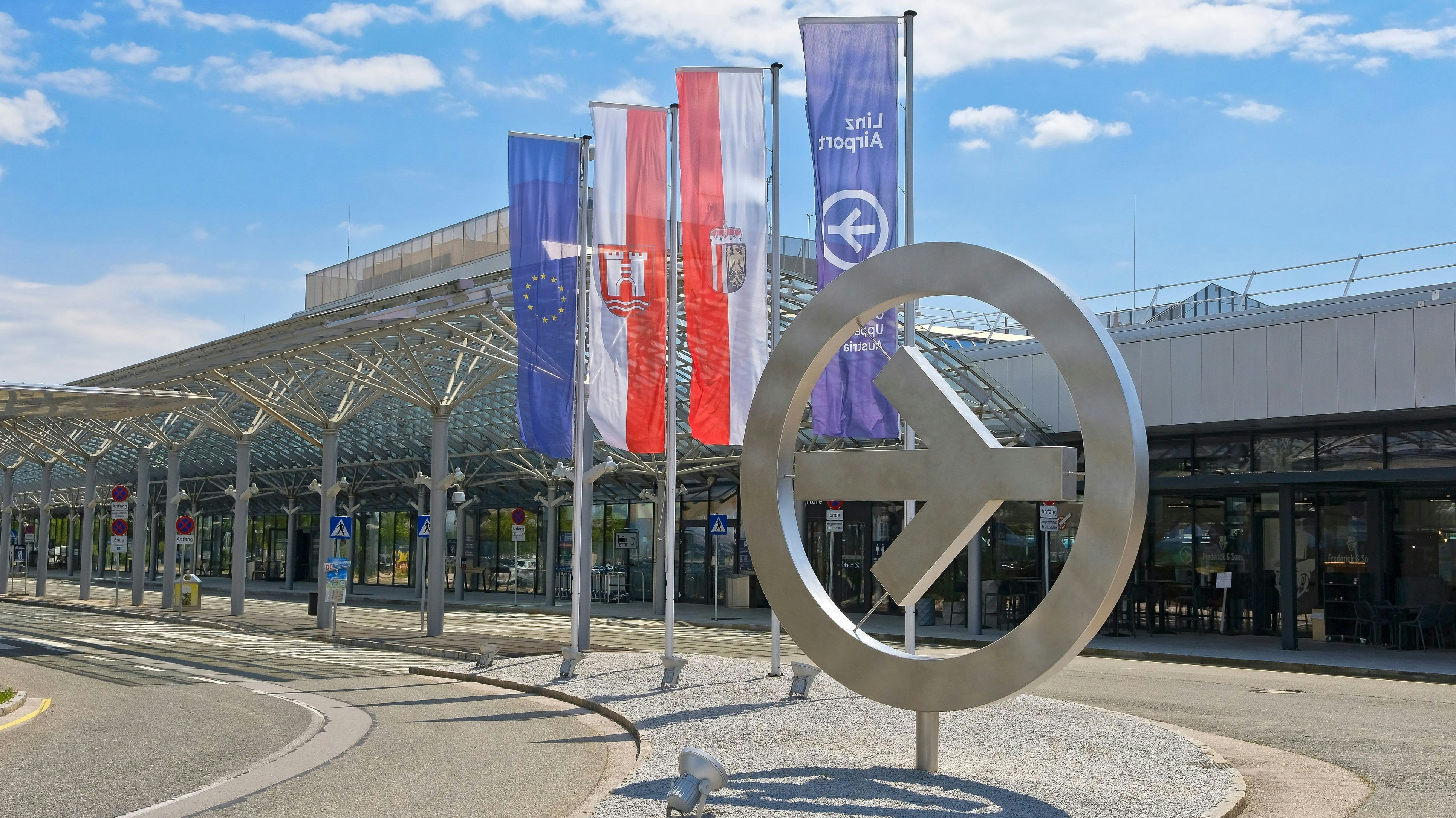 Heute.at - Airport Linz in Turbulenzen: Stelzer will Geld vom Bund