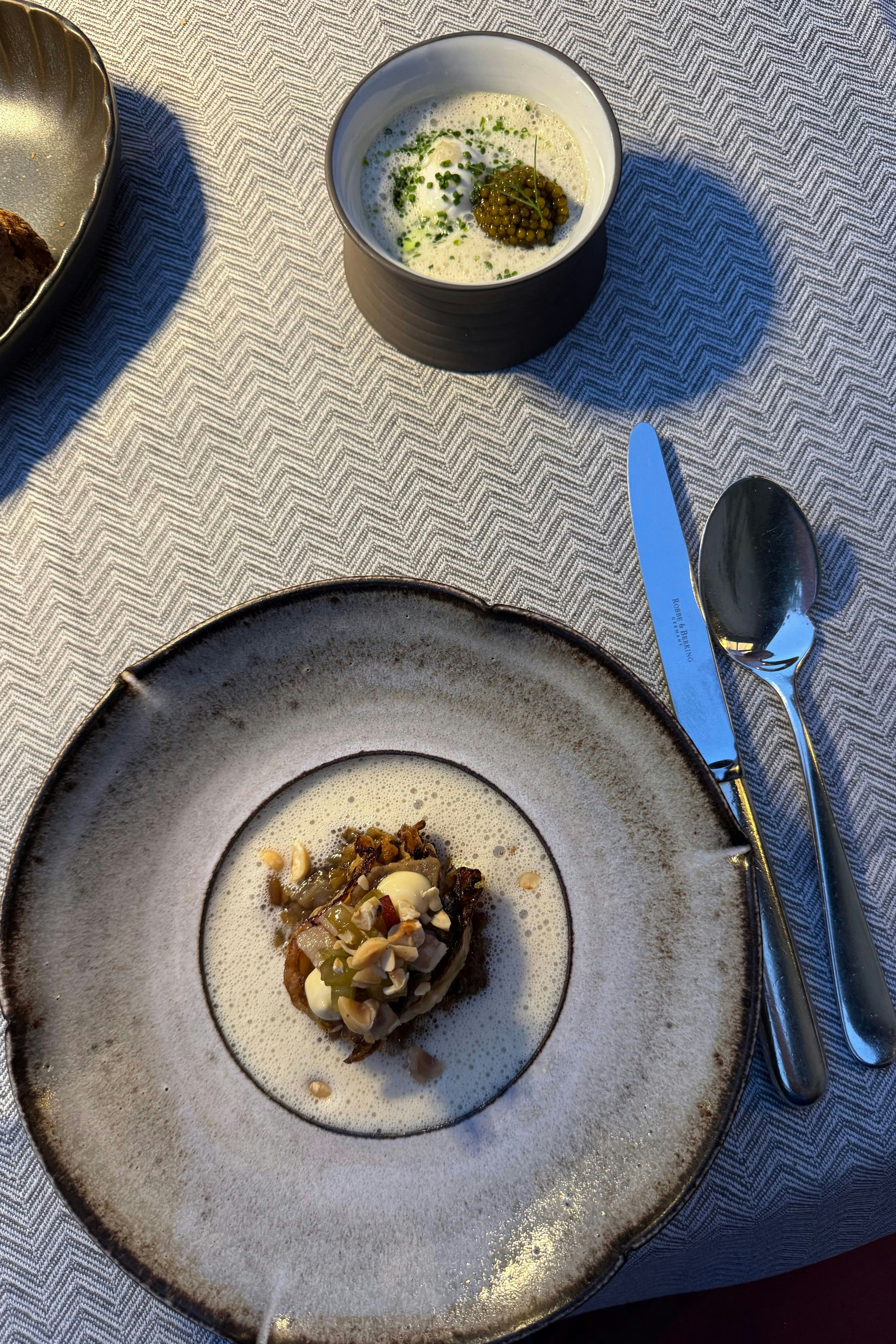 Eierschwammerl-Ei mit Imperial-Kaviar | Auf Holzkohle gegrilltes Spitzkraut &amp; Räucheraal
