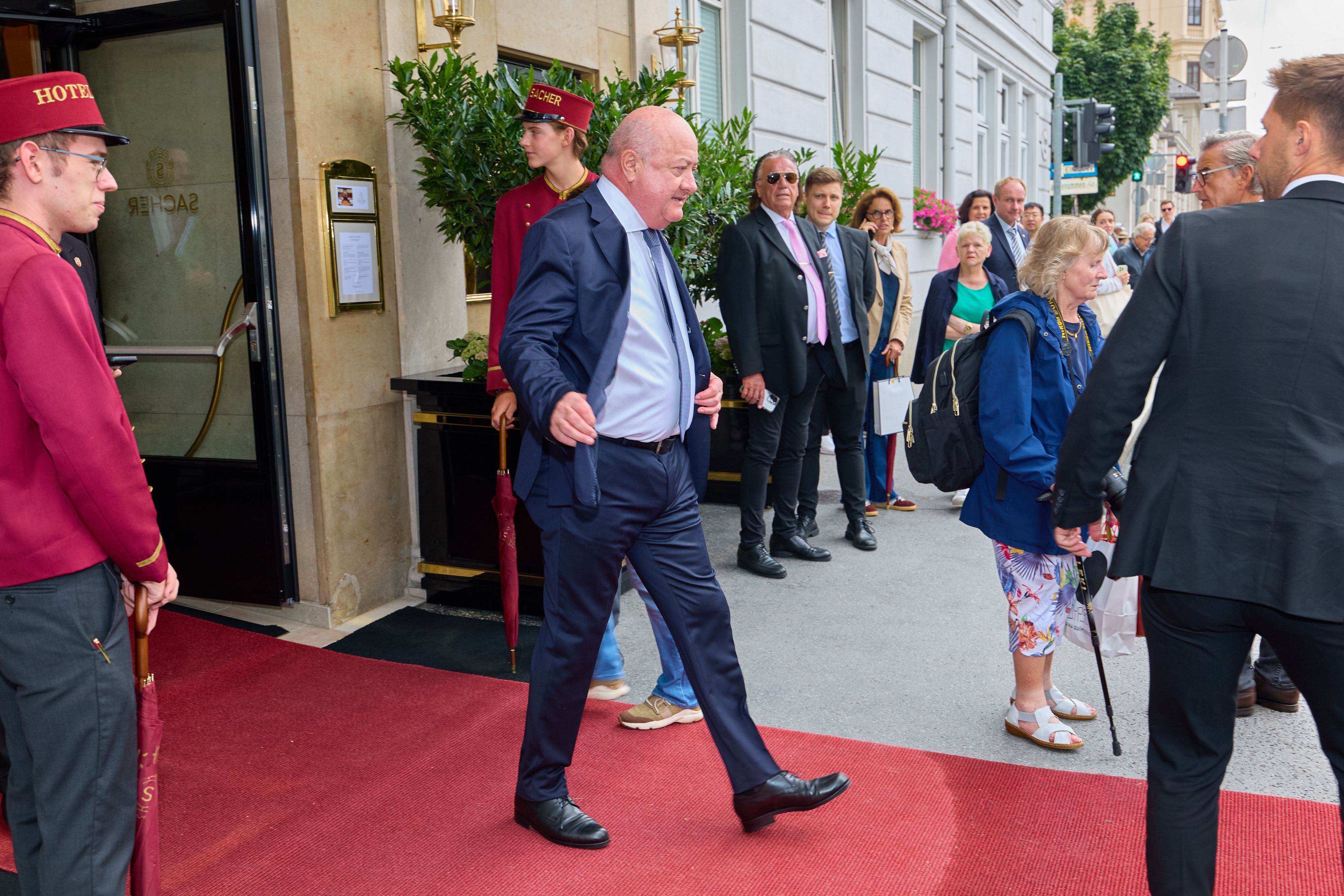 ... Spider-Man Christian Stocker verlässt das Salzburger Hotel Sacher  ...