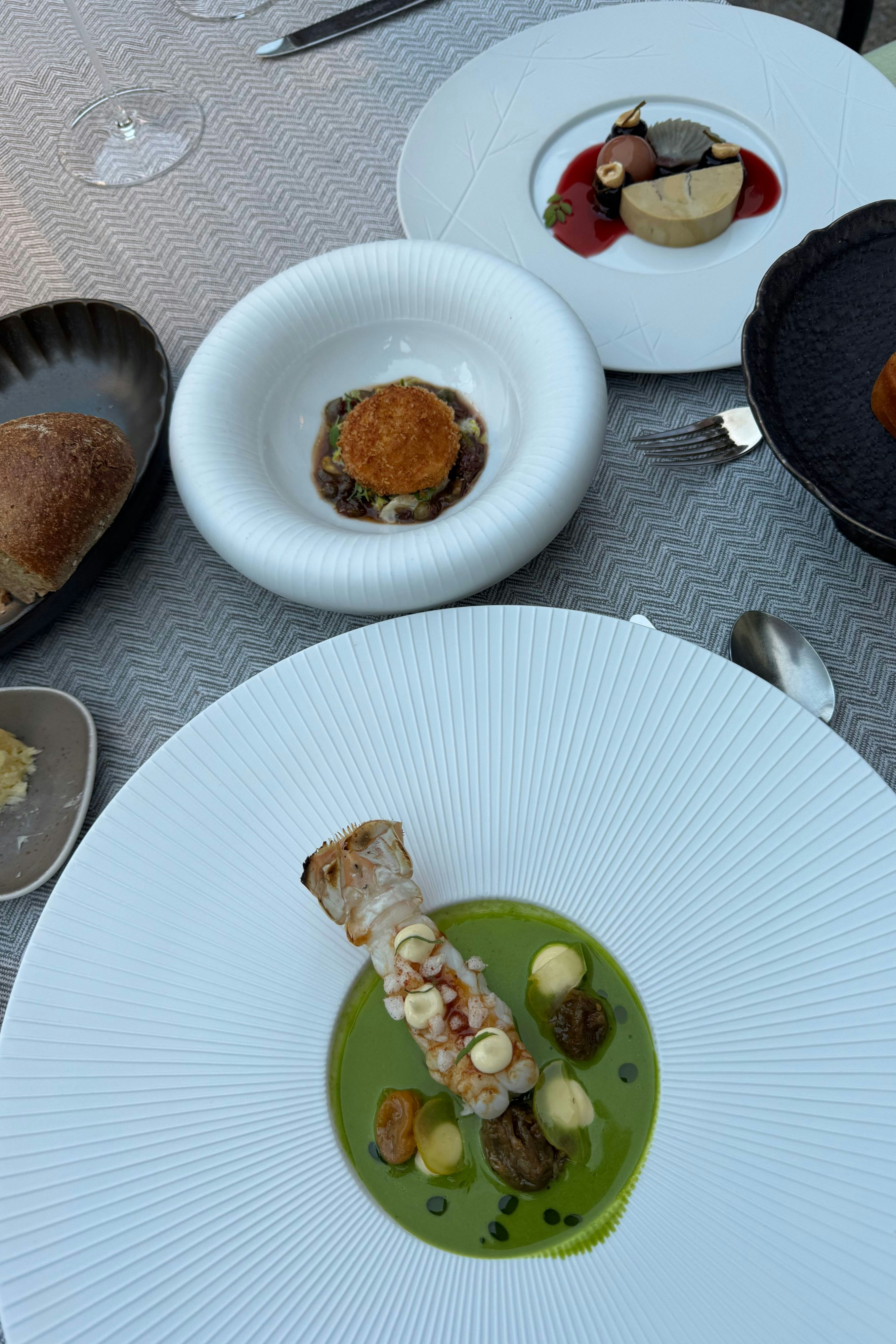 Marmorierte Entenleber mit Sauerkirsche und Bellota Iberico | BBQ-Kaisergranat mit Holunderblüte und Bergminze