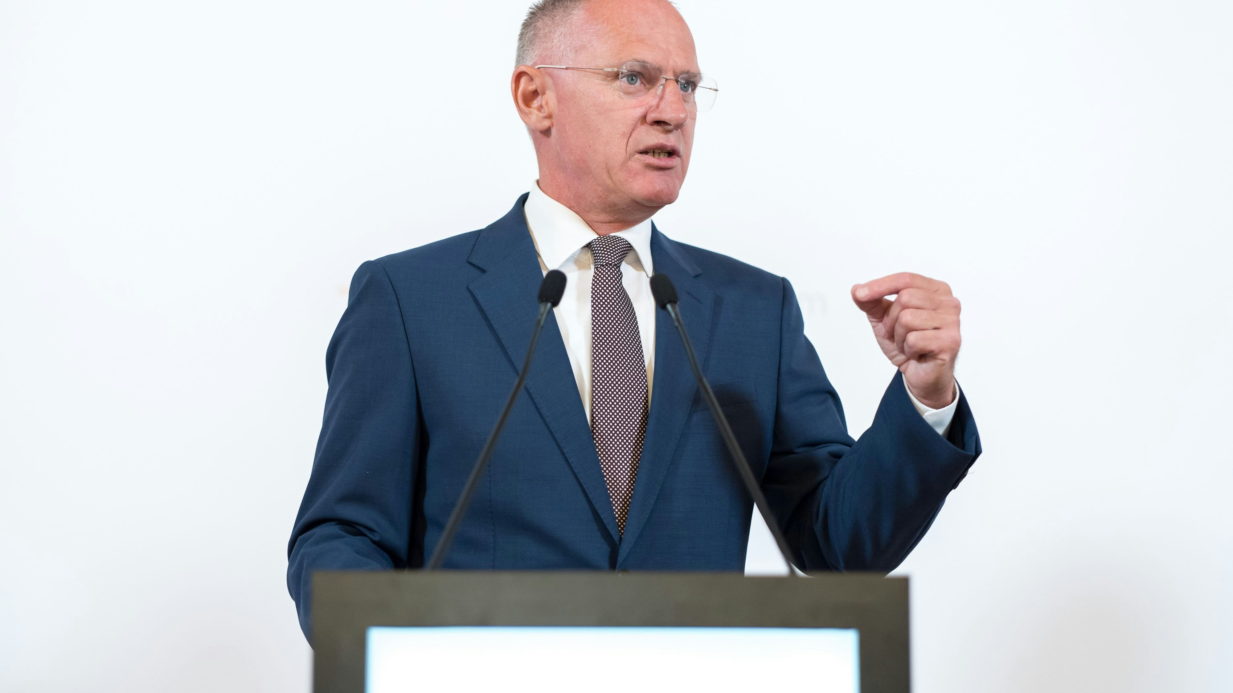 Innenminister Gerhard Karner (ÖVP) gab die Zahl der gesuchten Personen in Österreich auf Anfrage der FPÖ bekannt.